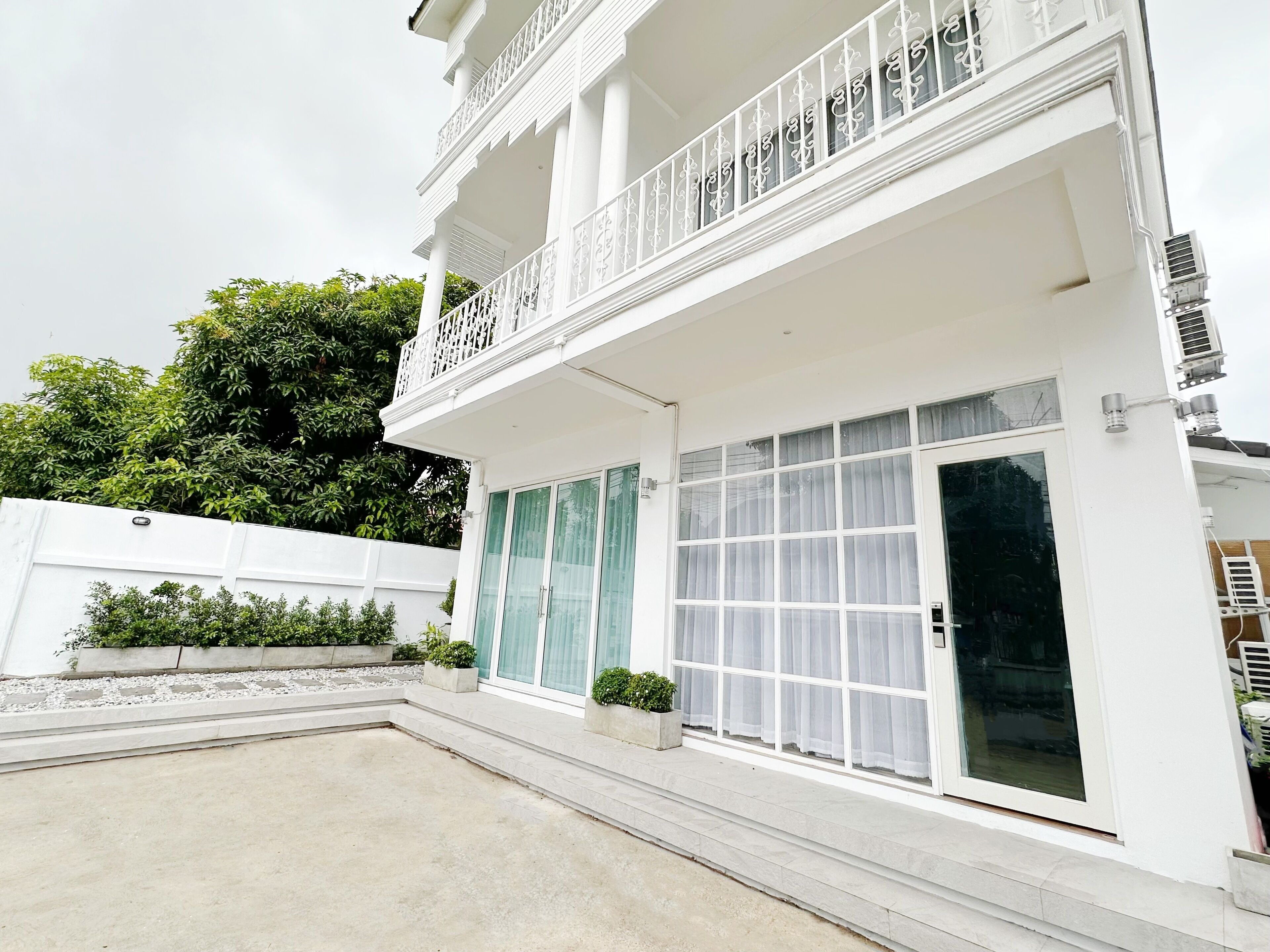 The White House Rachamankha