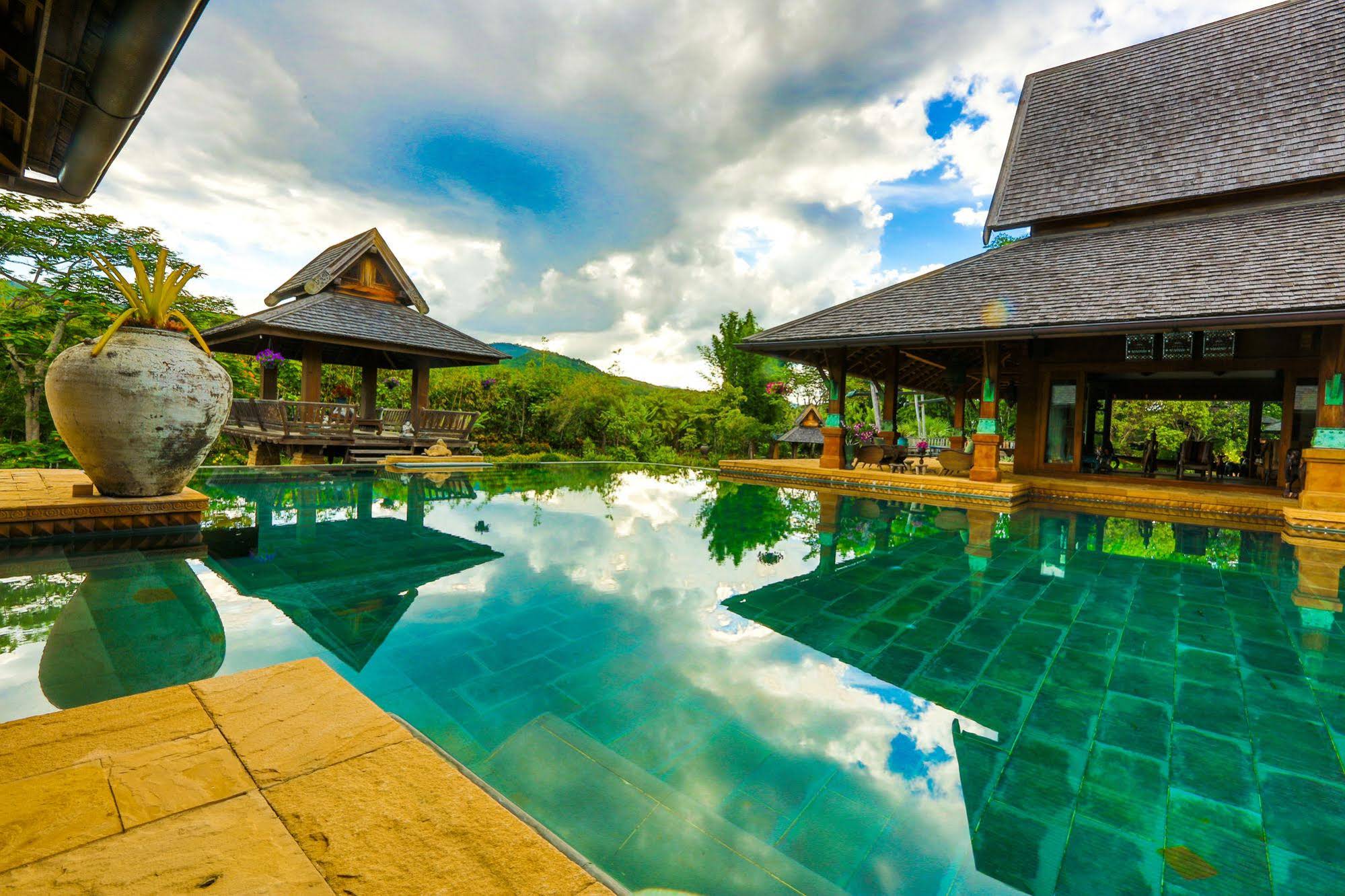 Howie's HomeStay