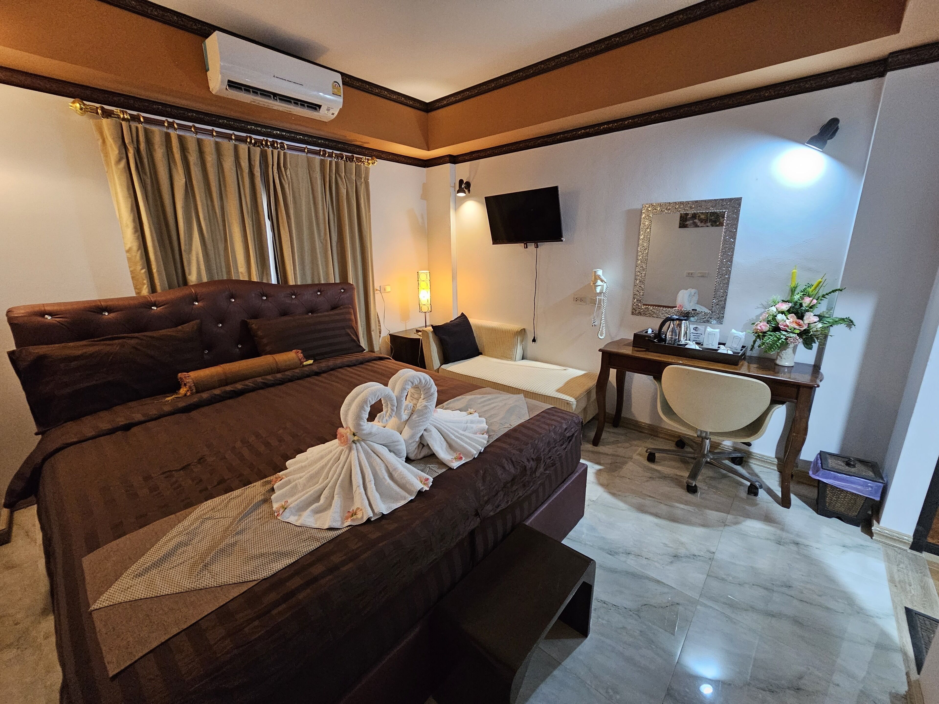 Chiangmai Lanna & Modern Loft Hotel