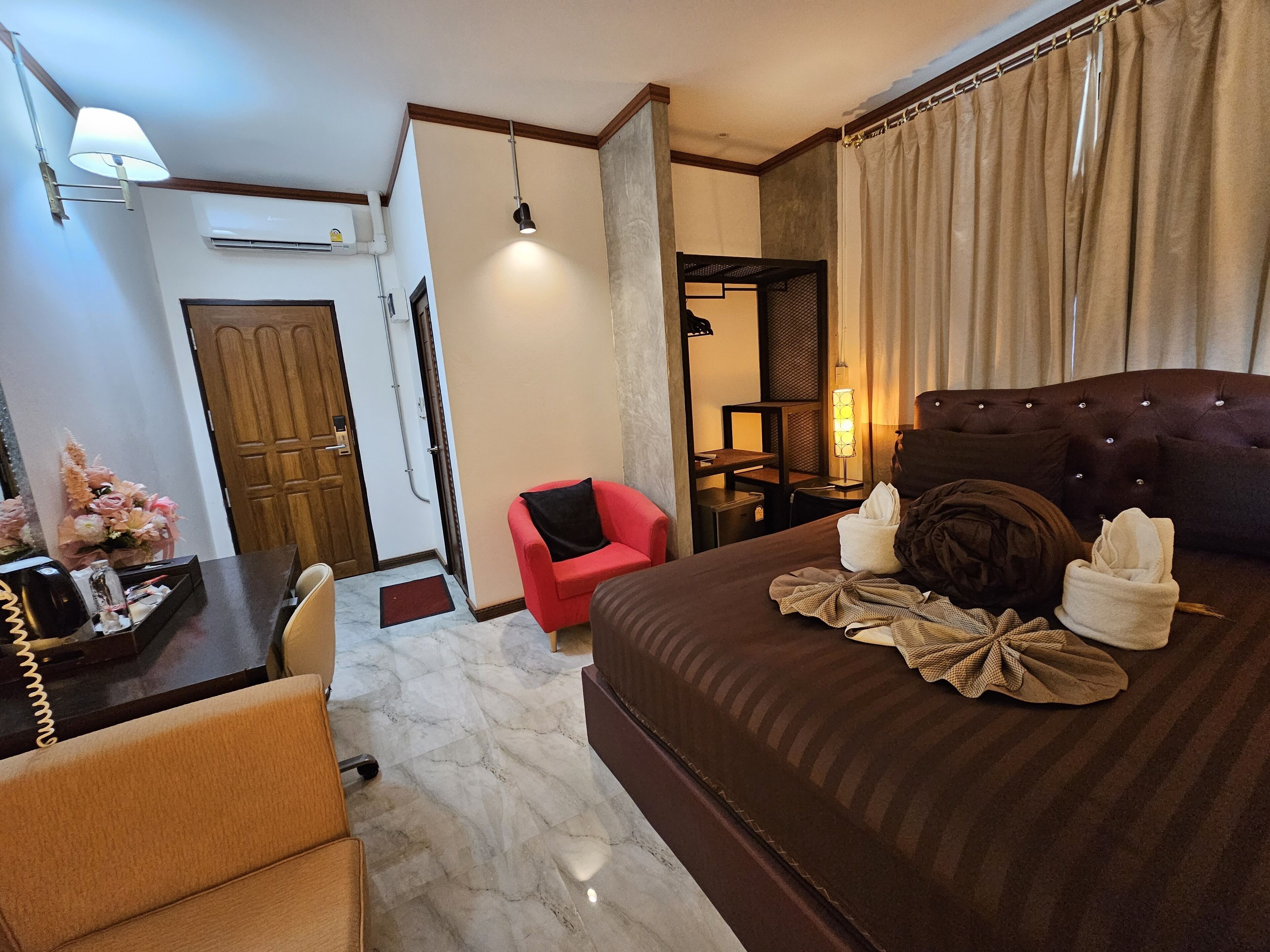 Chiangmai Lanna & Modern Loft Hotel