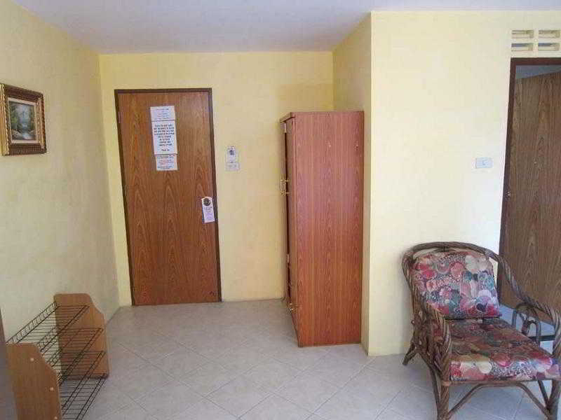 Robins Nest Restaurant And Guesthouse