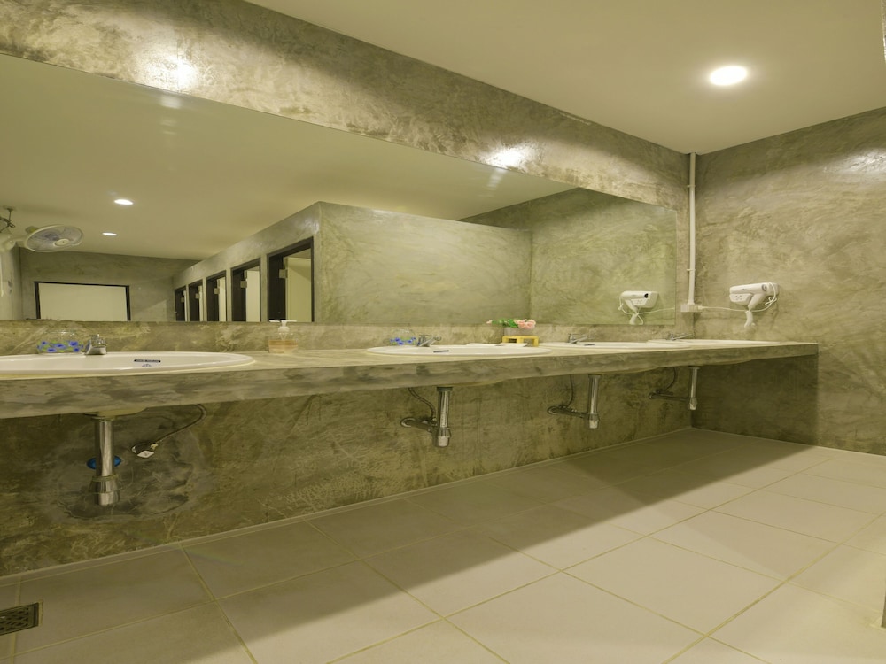 Baan Wararin Hostel by OYO Rooms