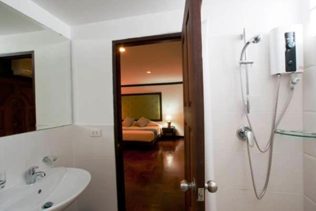 Cucumber Inn Suites