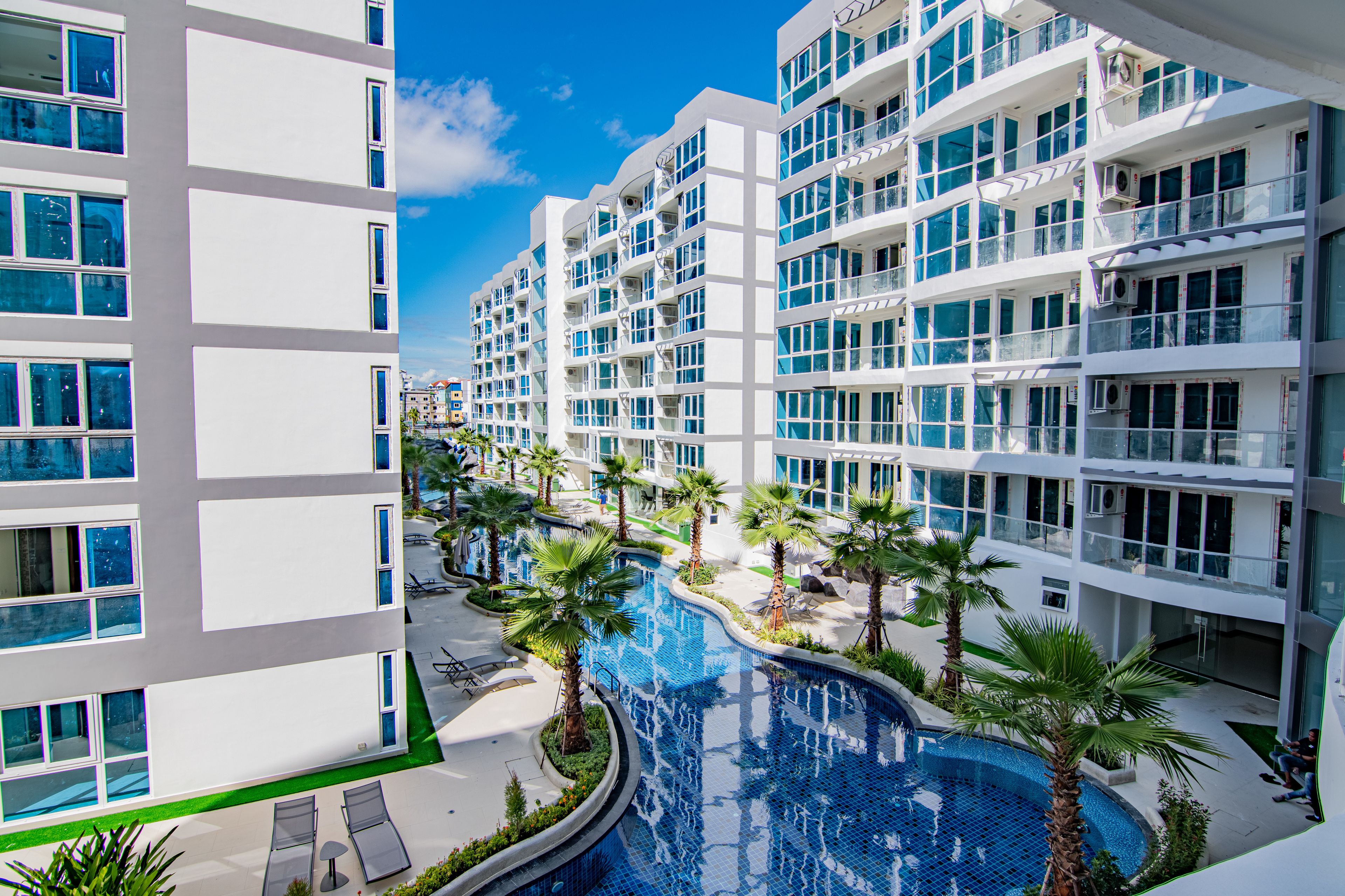 Grand Avenue by Pattaya Holiday