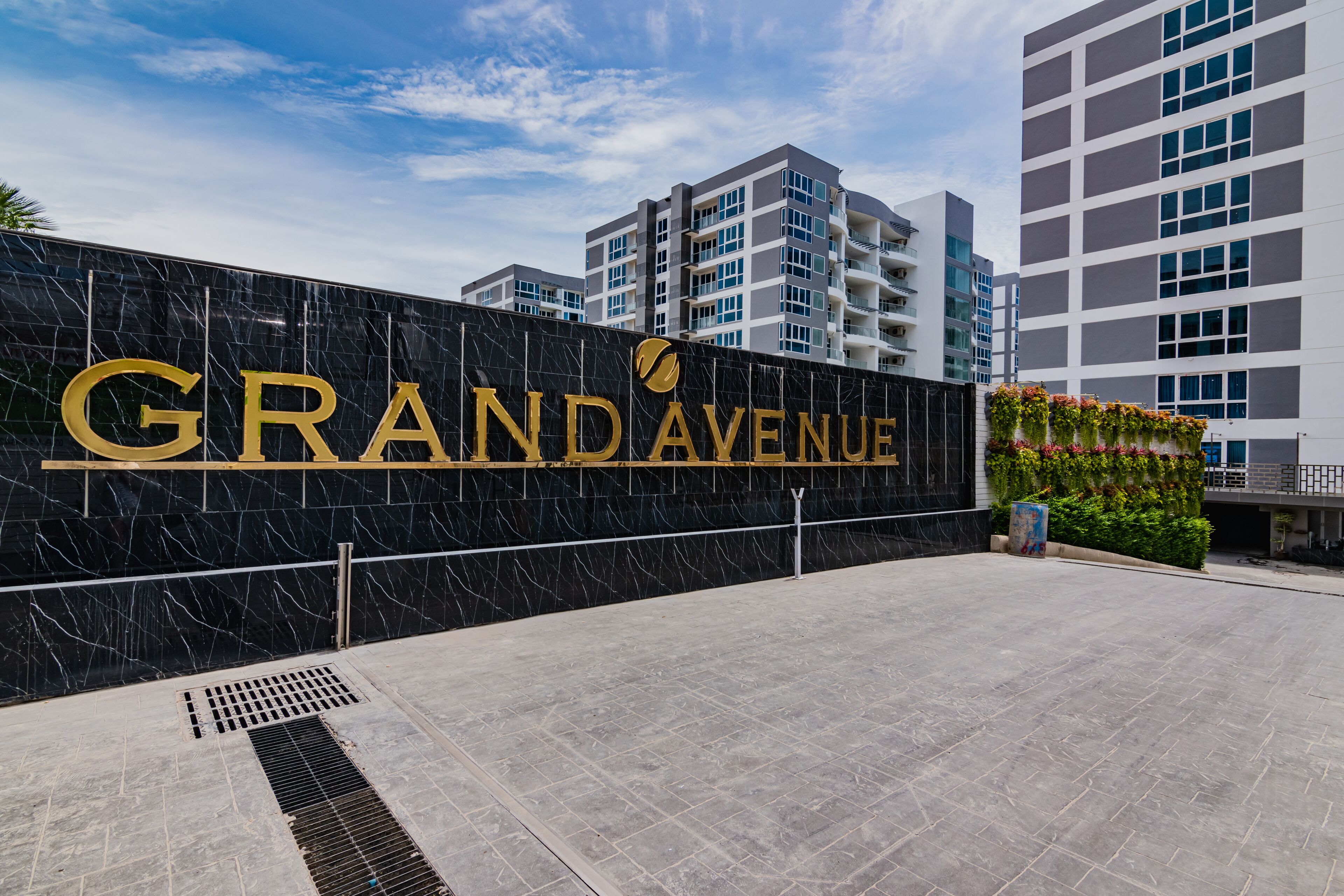 Grand Avenue by Pattaya Holiday