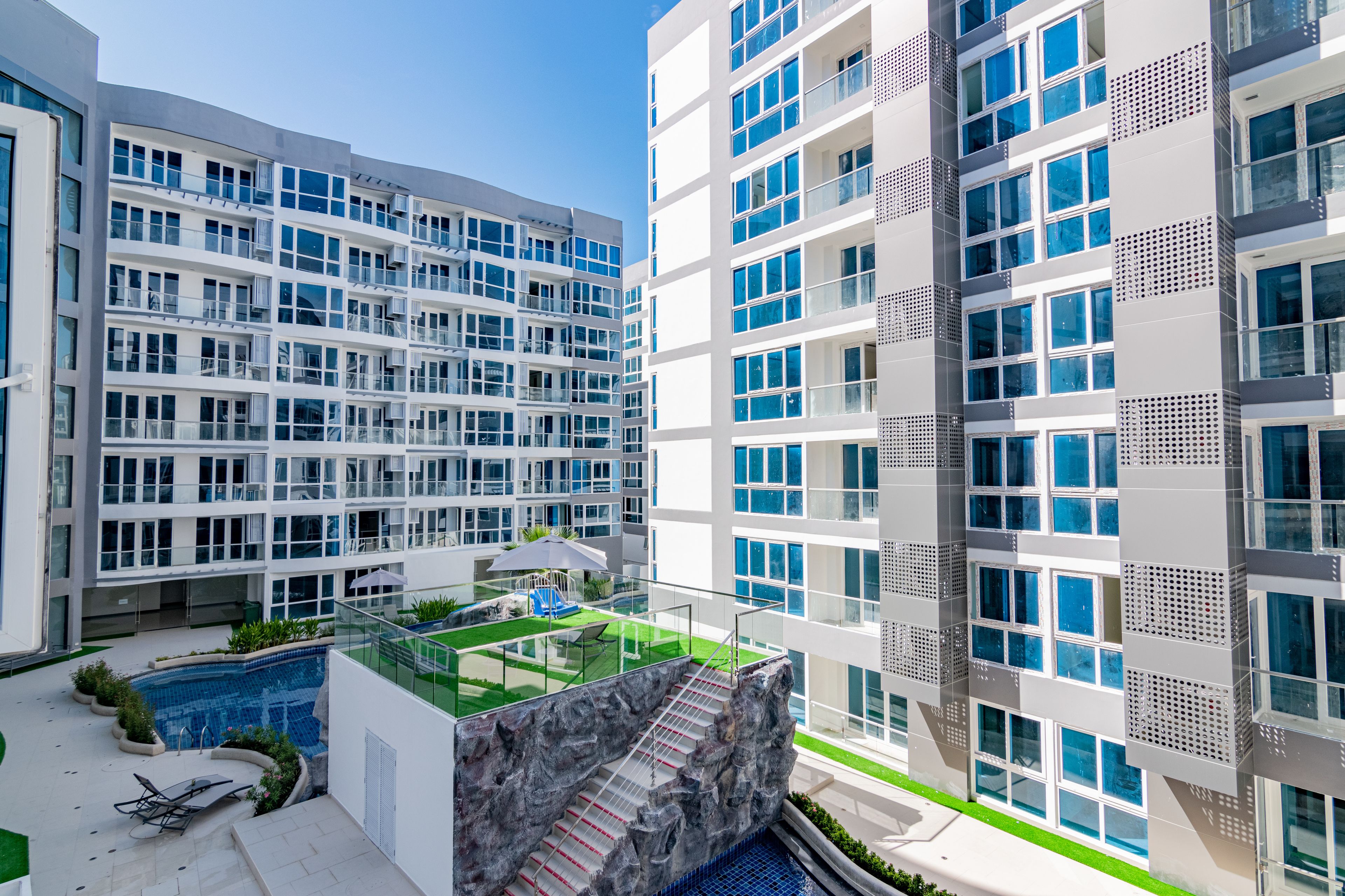 Grand Avenue by Pattaya Holiday
