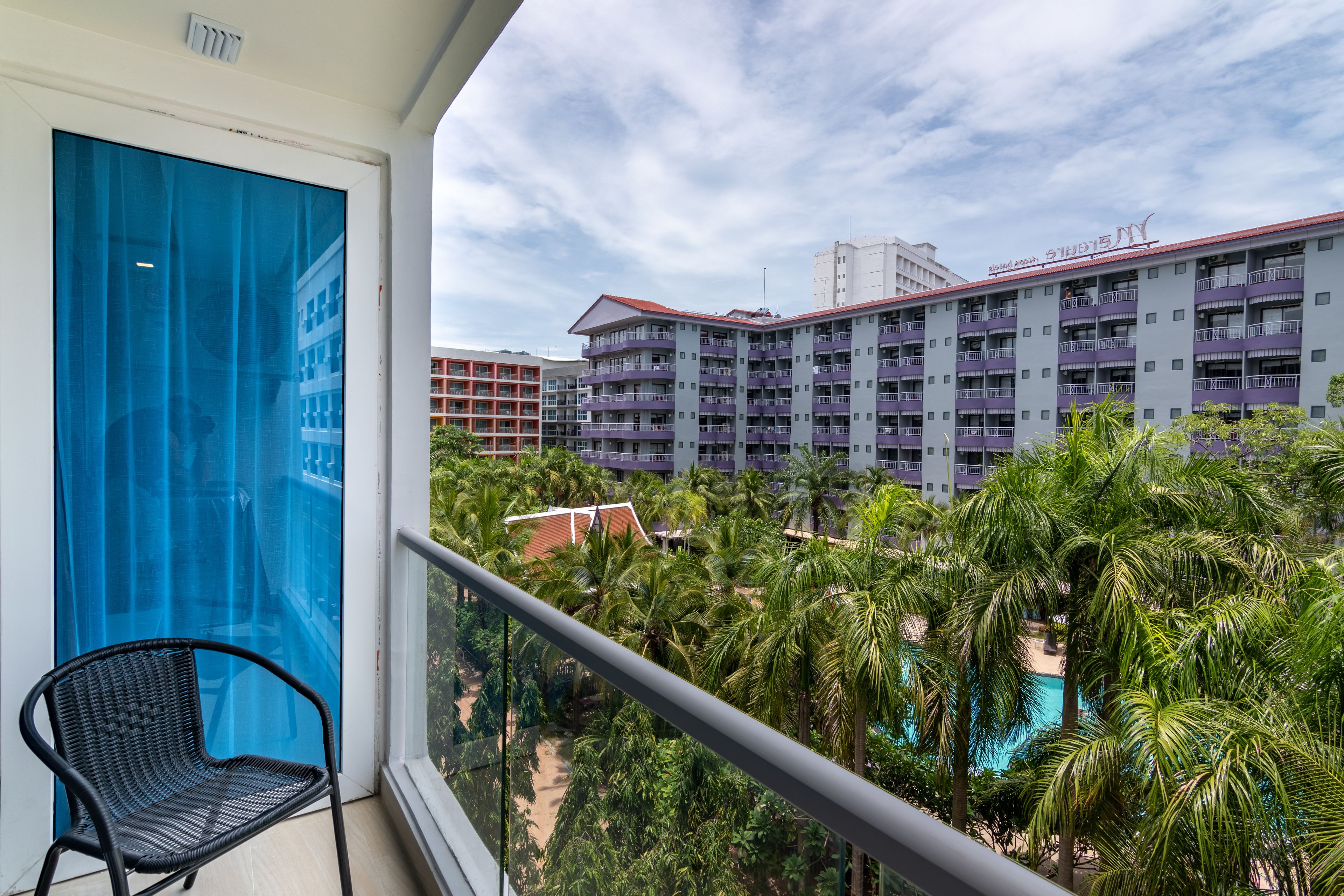 Grand Avenue by Pattaya Holiday