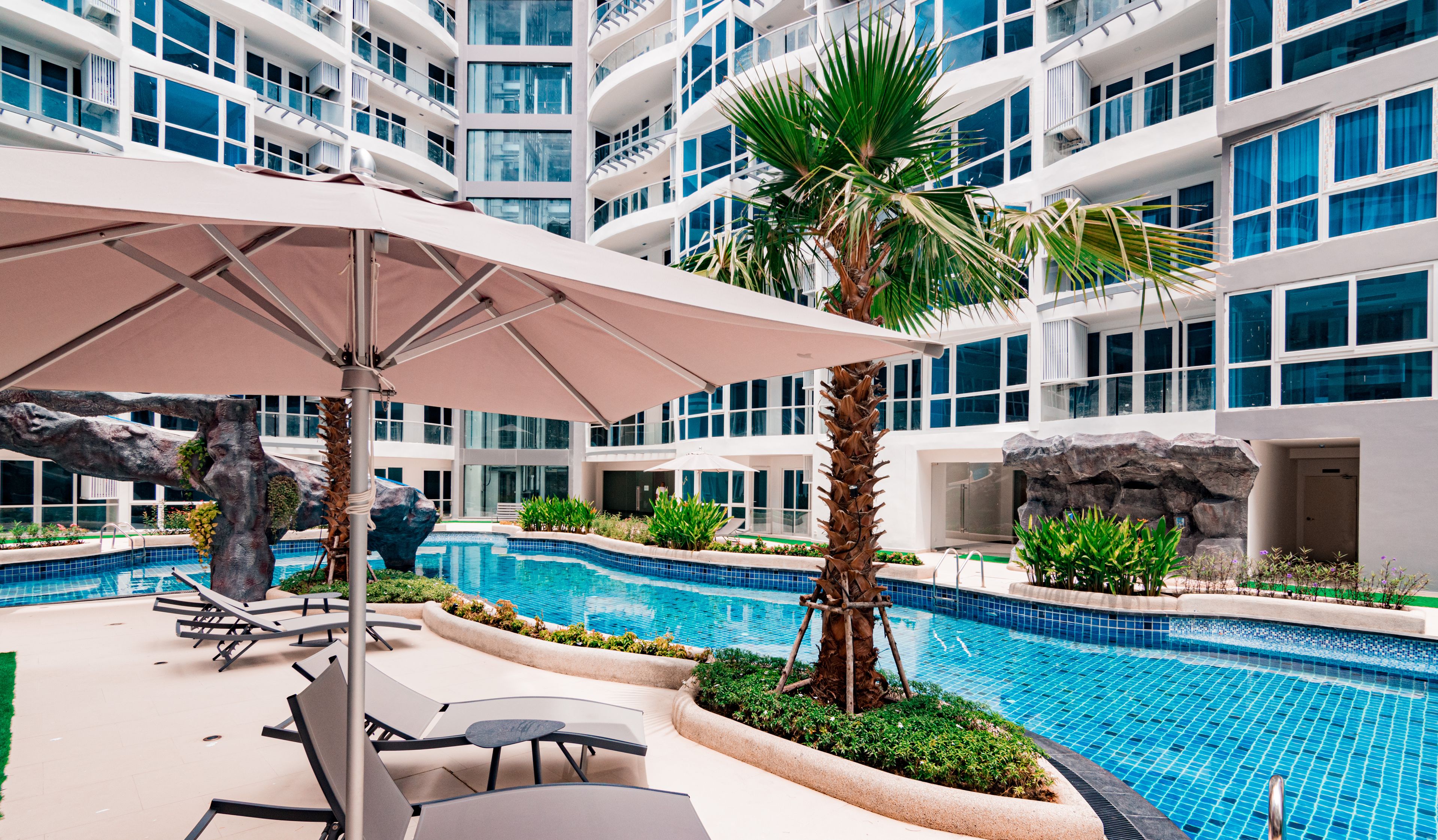 Grand Avenue by Pattaya Holiday
