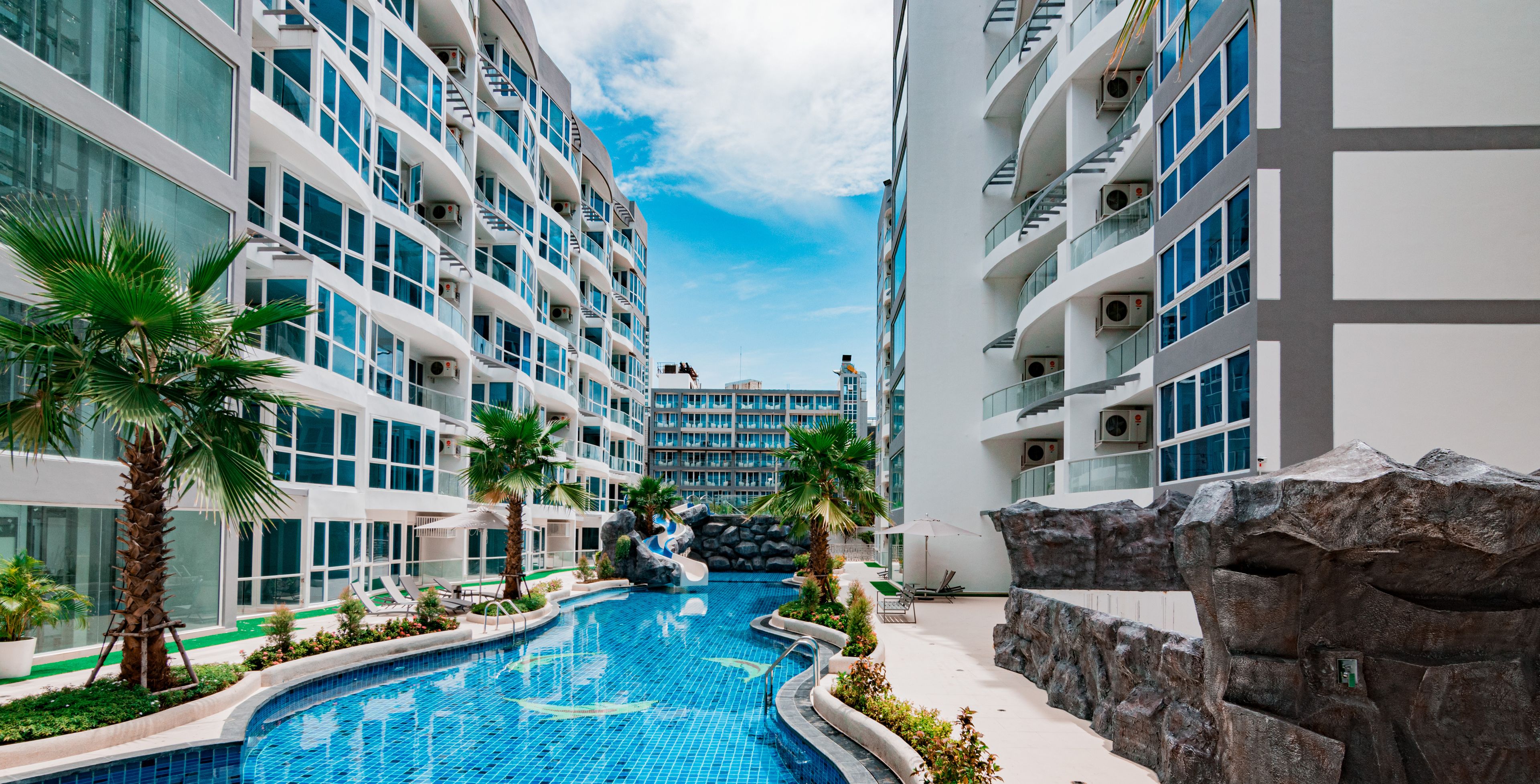 Grand Avenue by Pattaya Holiday