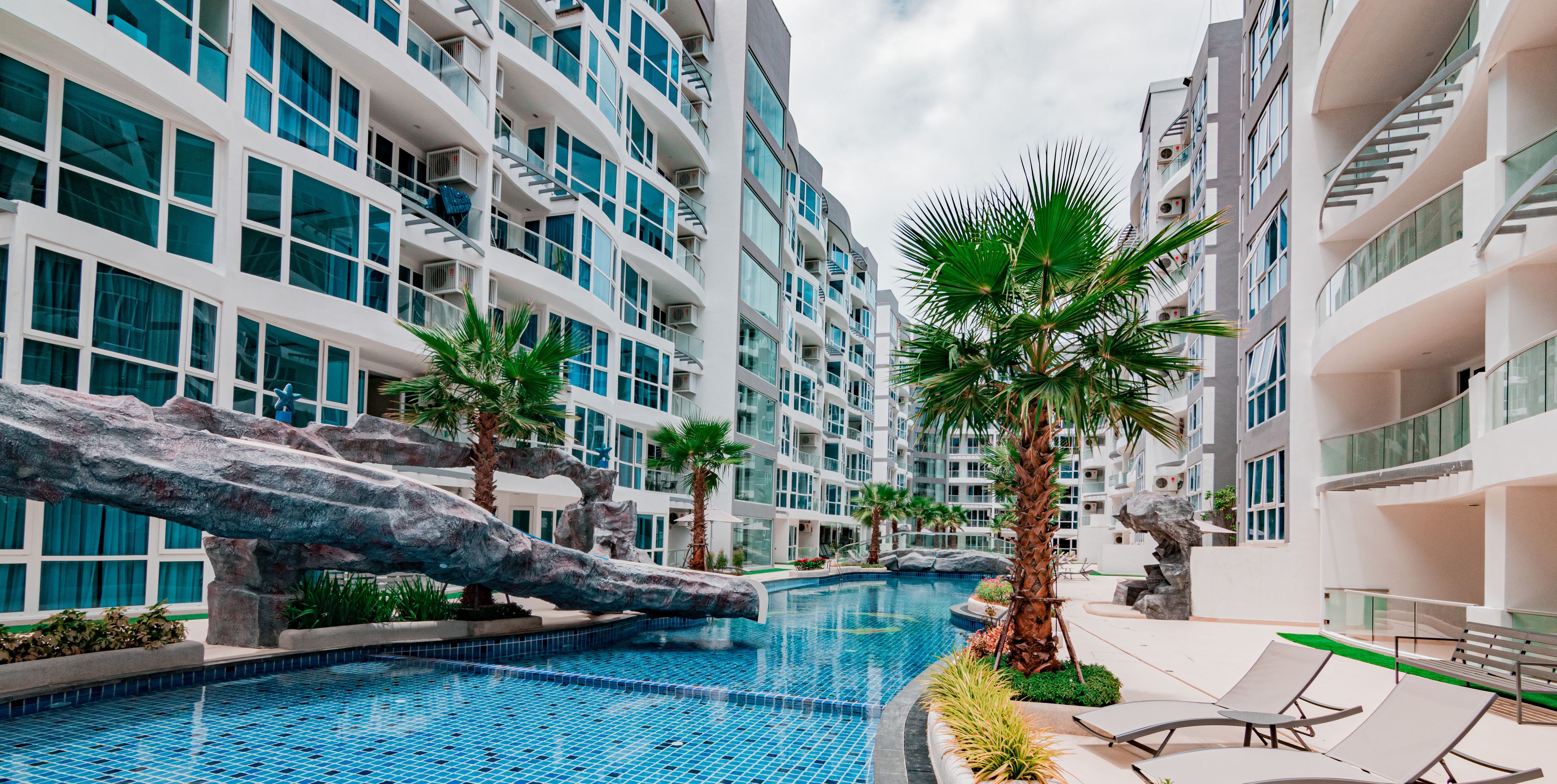 Grand Avenue by Pattaya Holiday