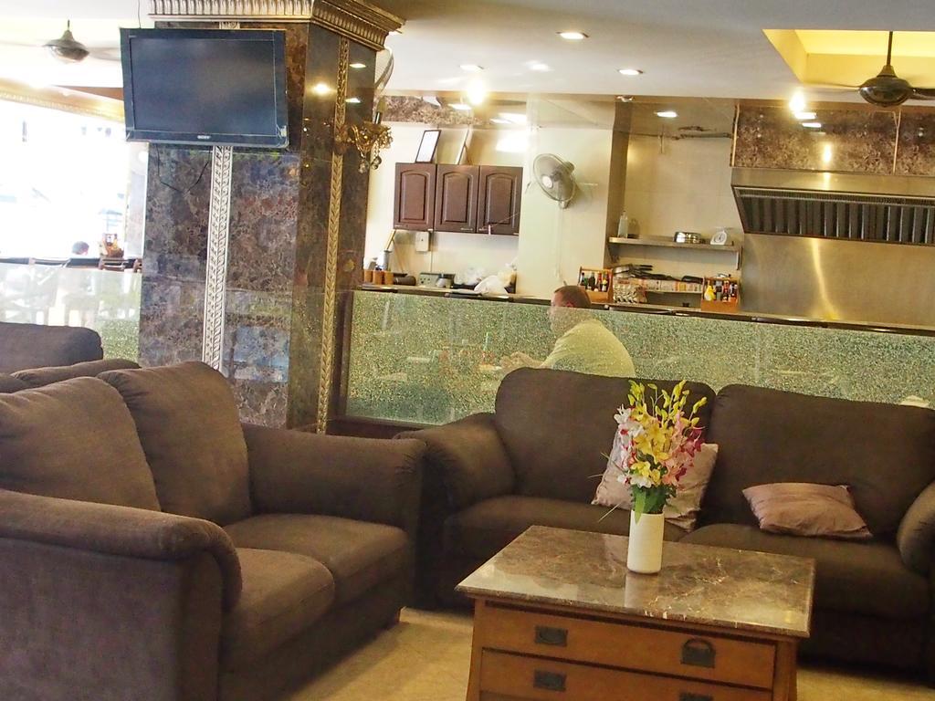 Maleez Lodge Hotel & Restaurant