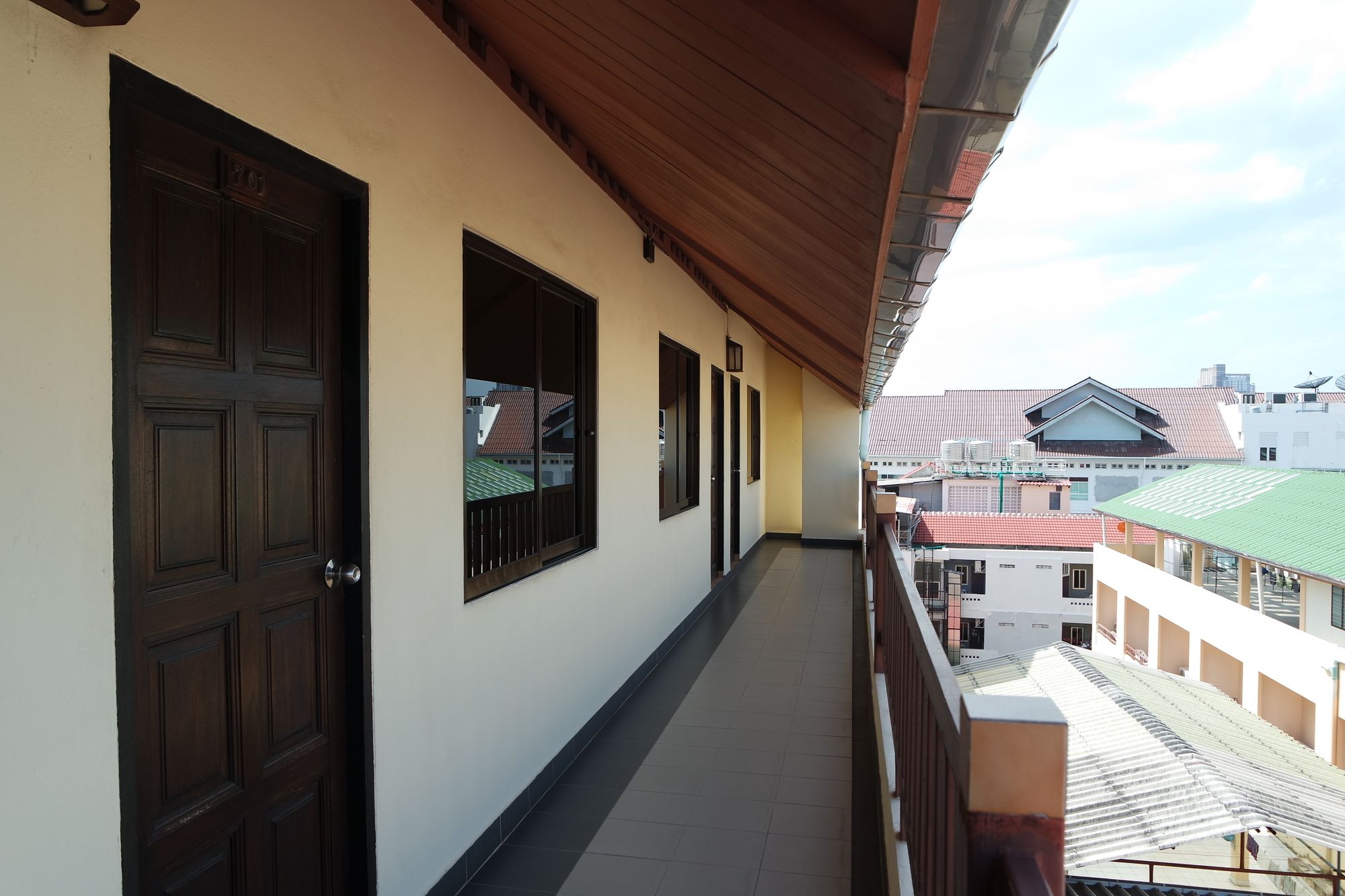 New Nikom Court