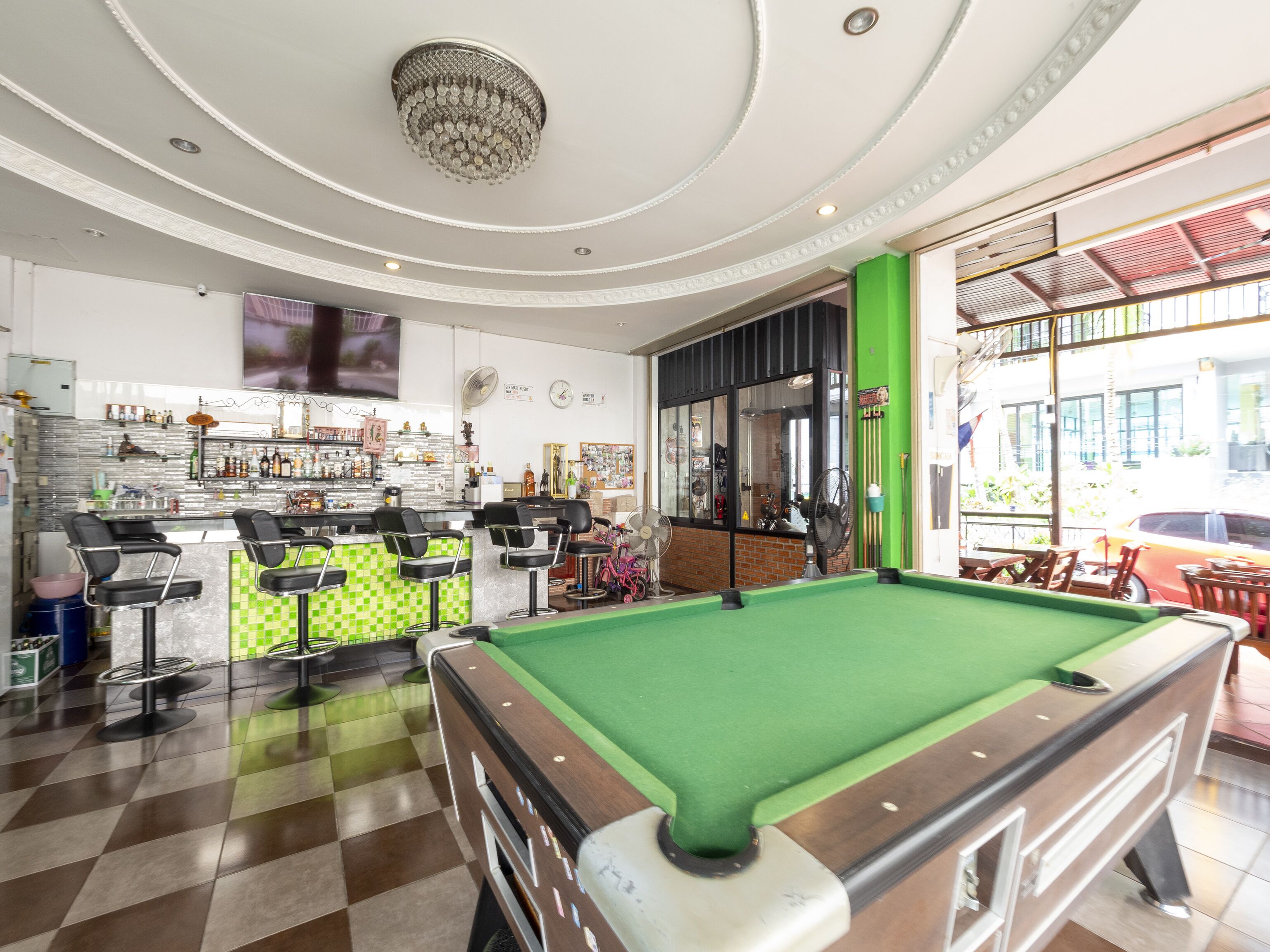 OYO 75350 Hole In One Bar Hotel