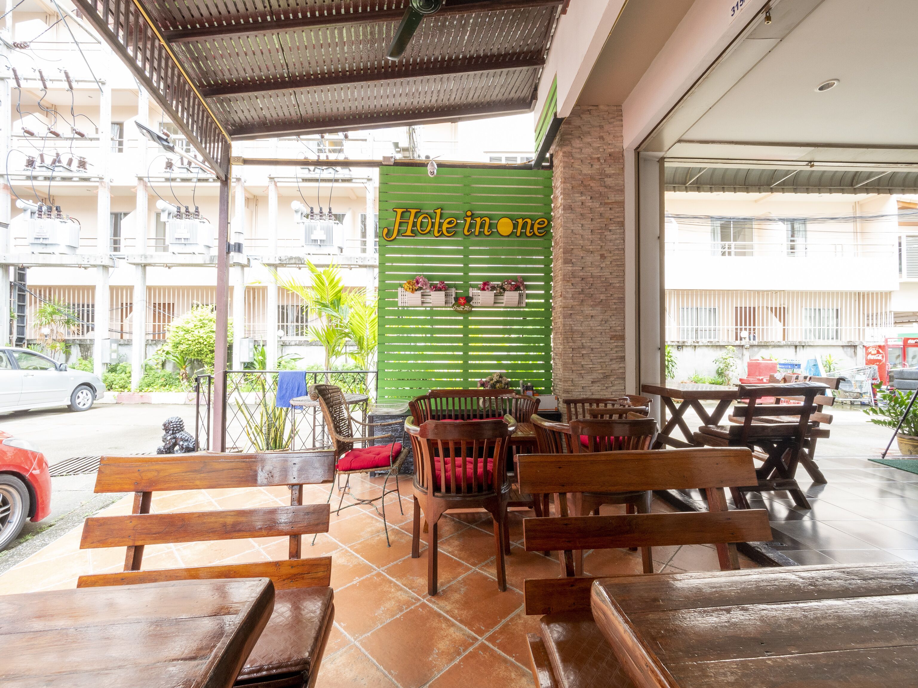 OYO 75350 Hole In One Bar Hotel