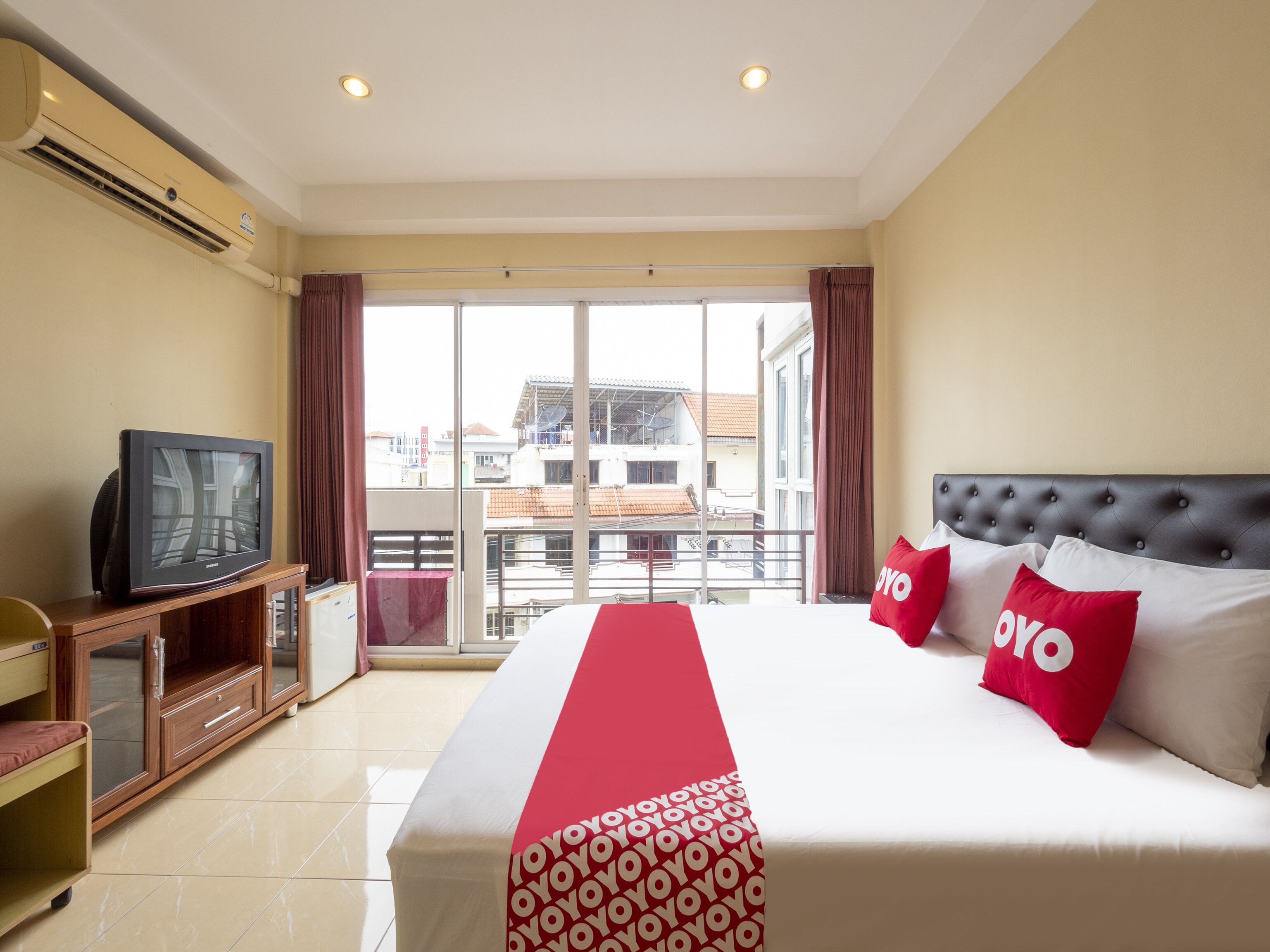 OYO 75350 Hole In One Bar Hotel