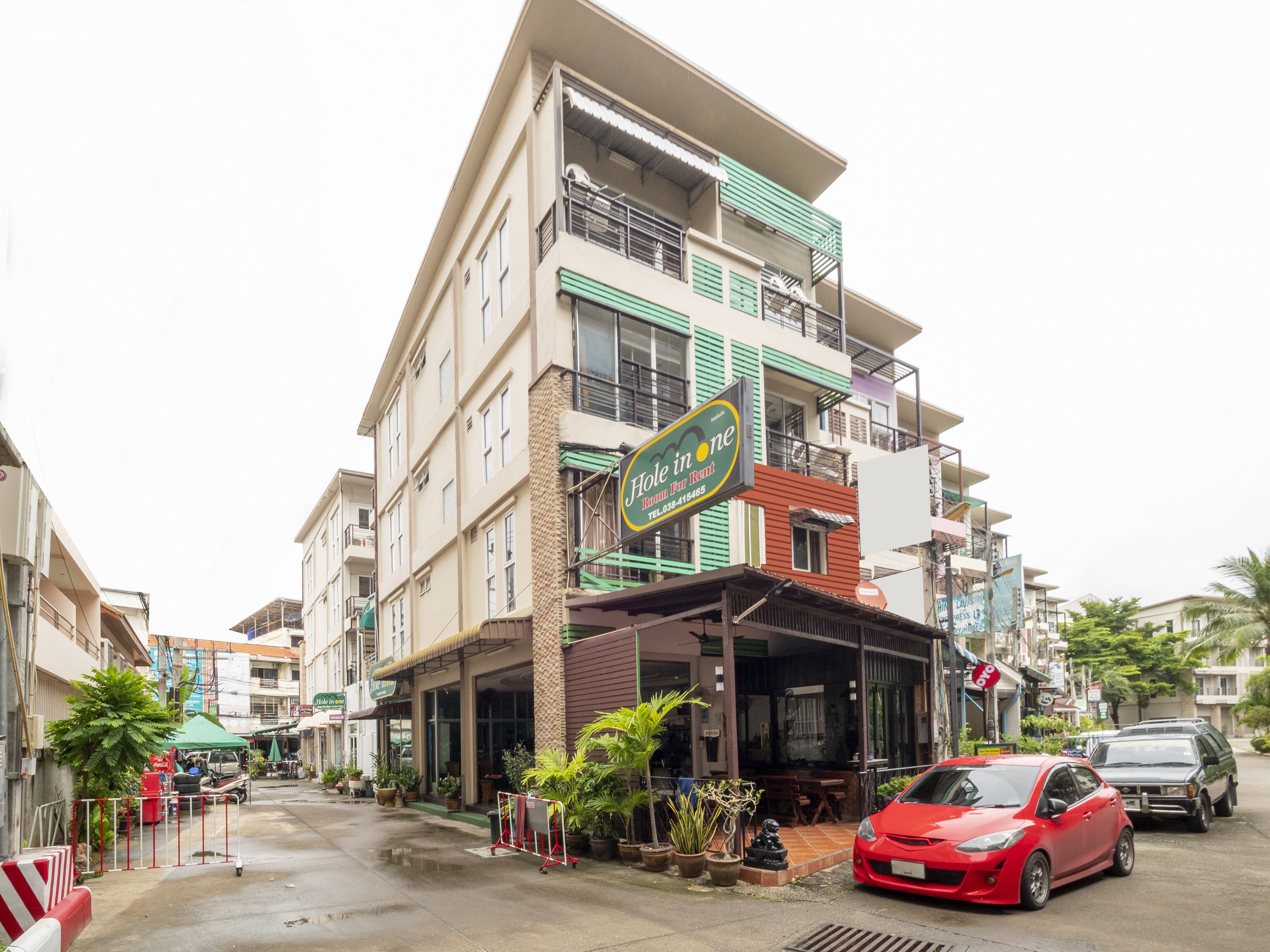 OYO 75350 Hole In One Bar Hotel