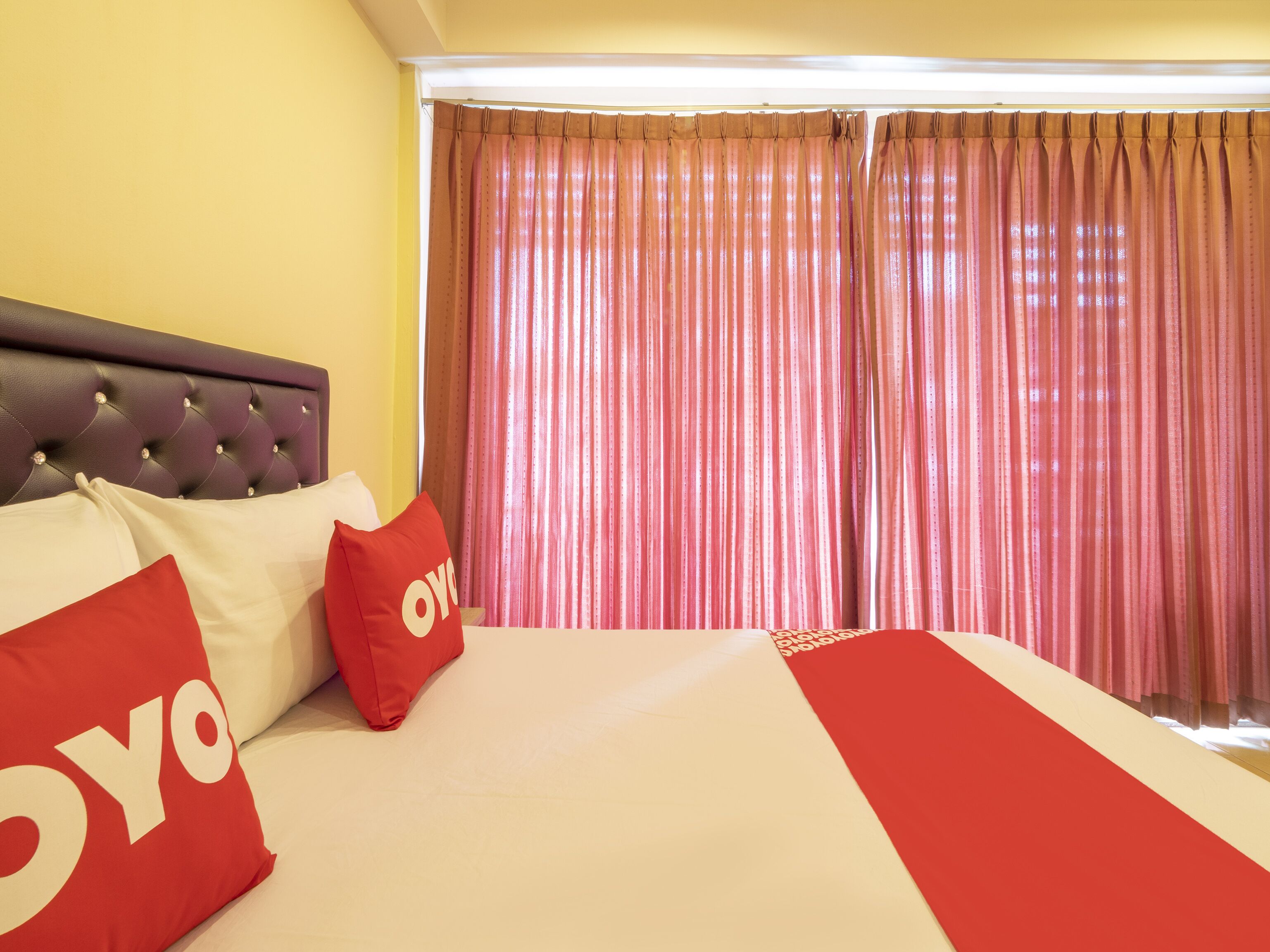 OYO 75350 Hole In One Bar Hotel