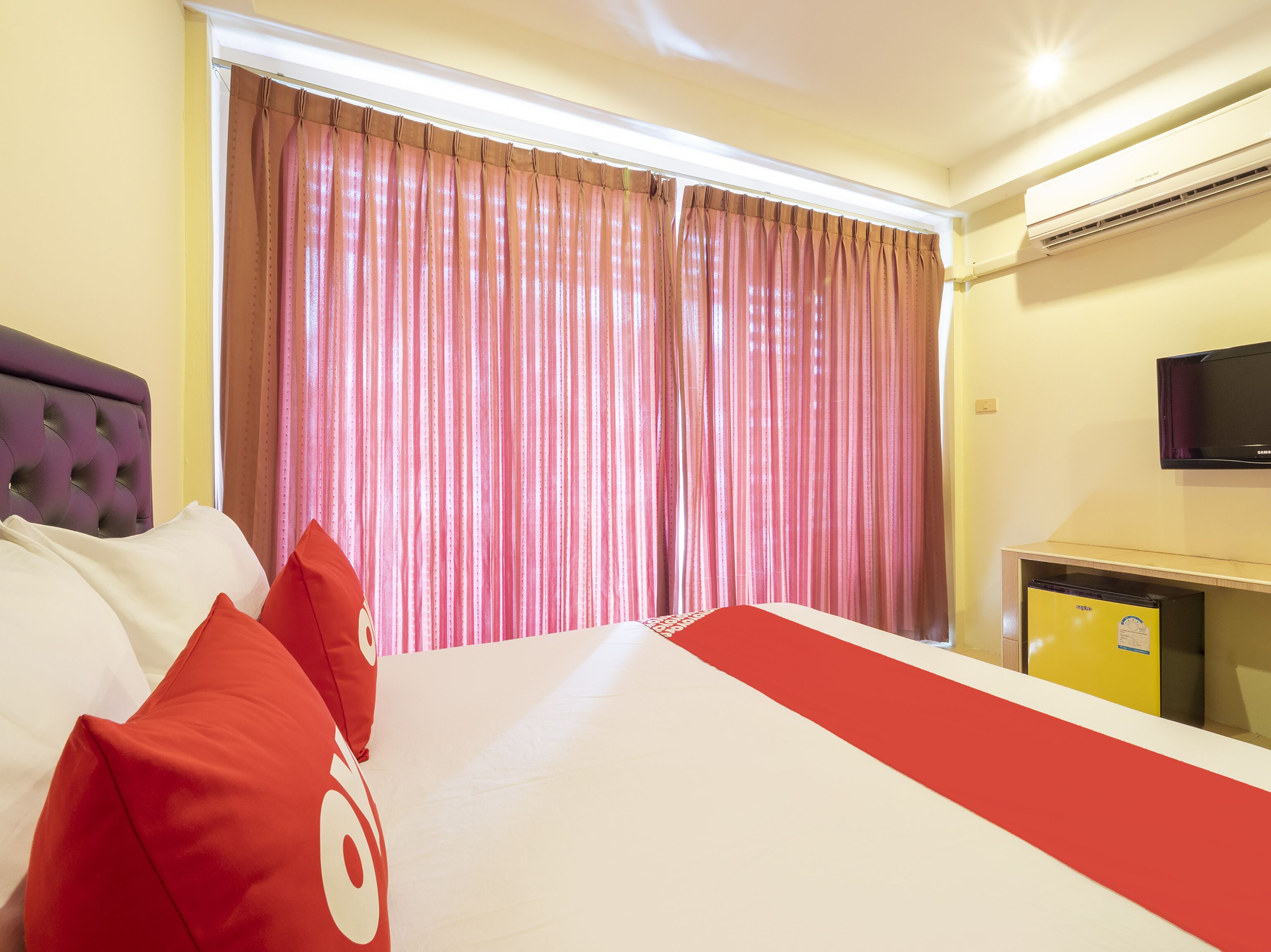 OYO 75350 Hole In One Bar Hotel