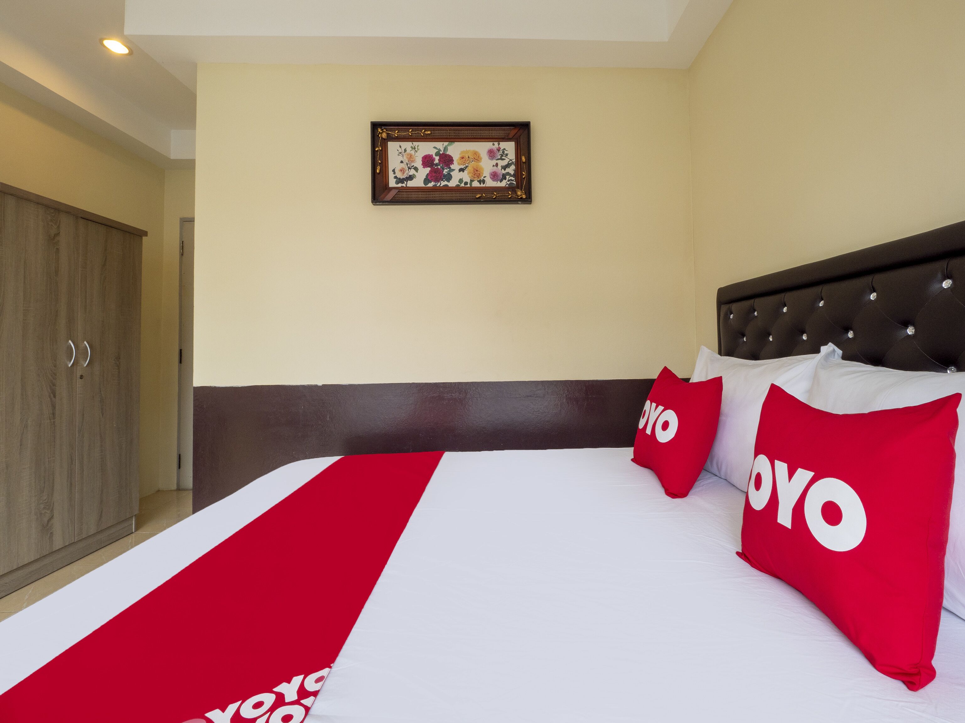 OYO 75350 Hole In One Bar Hotel