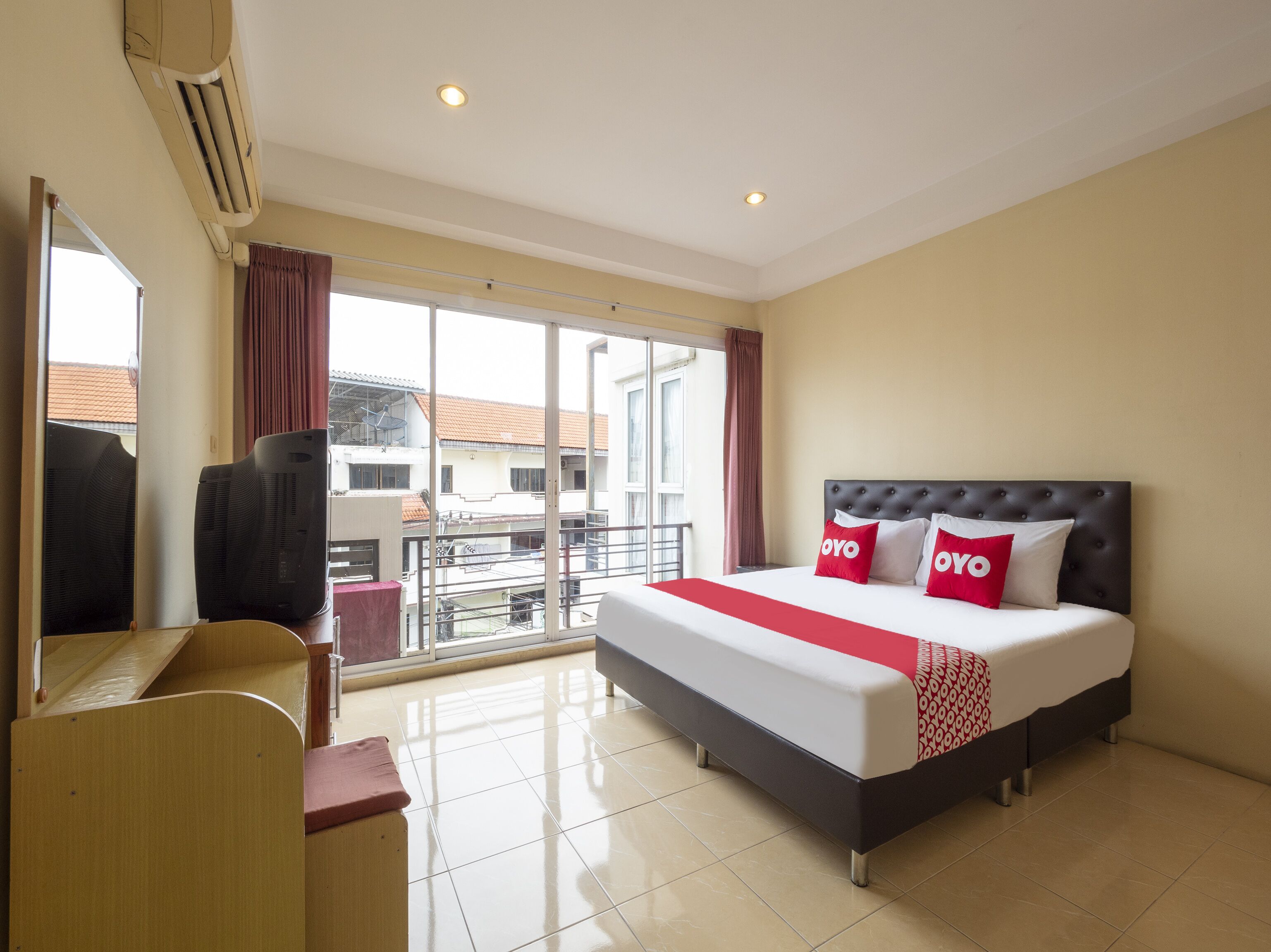 OYO 75350 Hole In One Bar Hotel