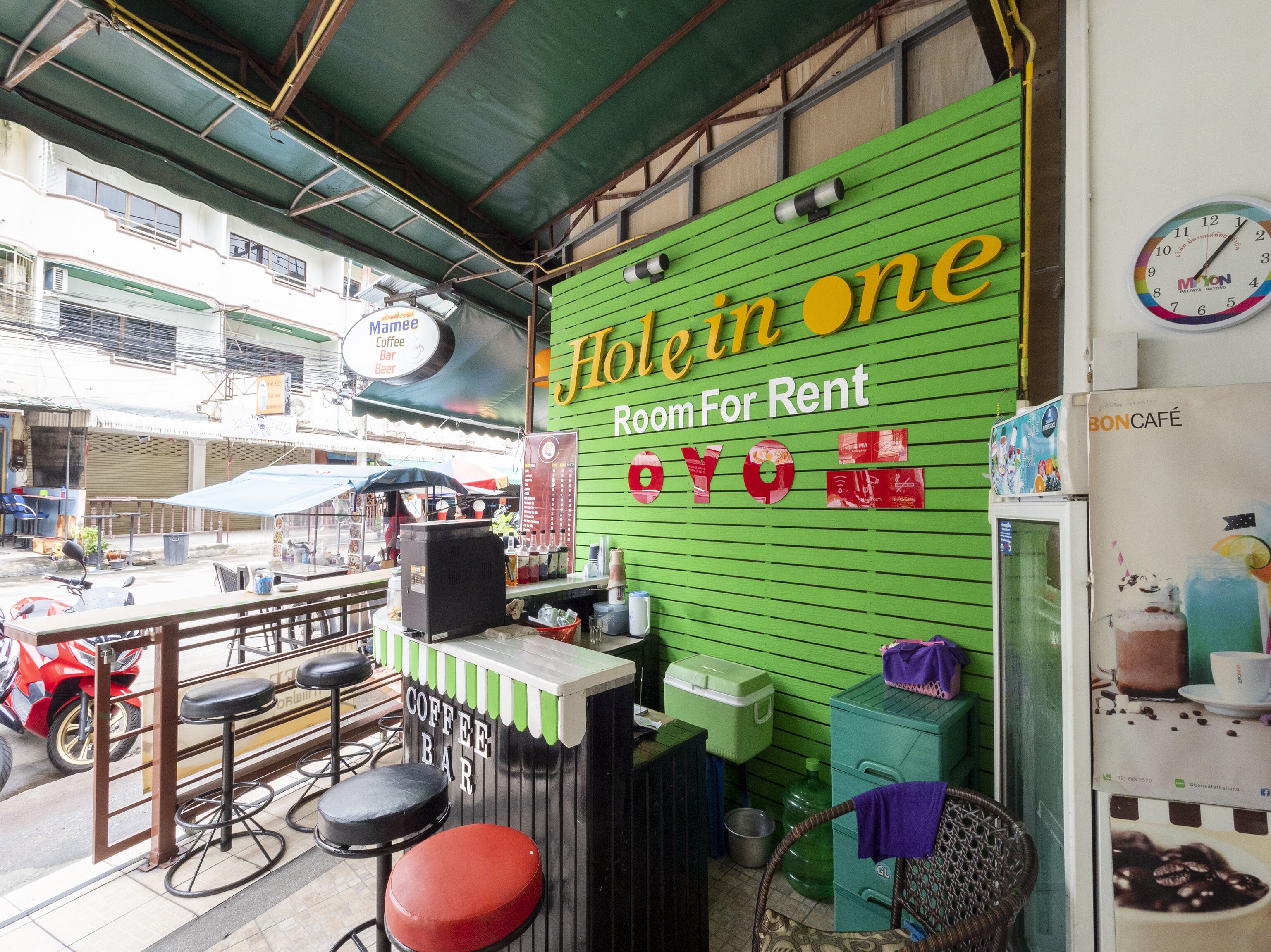 OYO 75350 Hole In One Bar Hotel