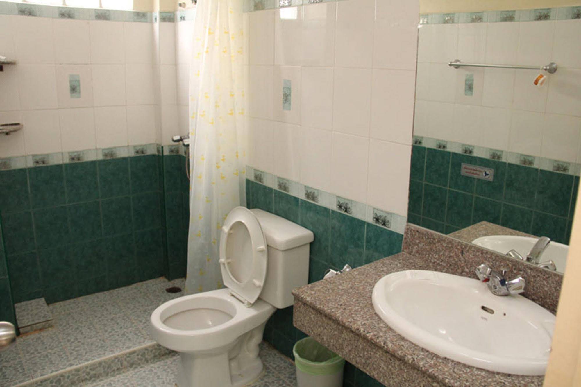 Richman Poorman Guesthouse