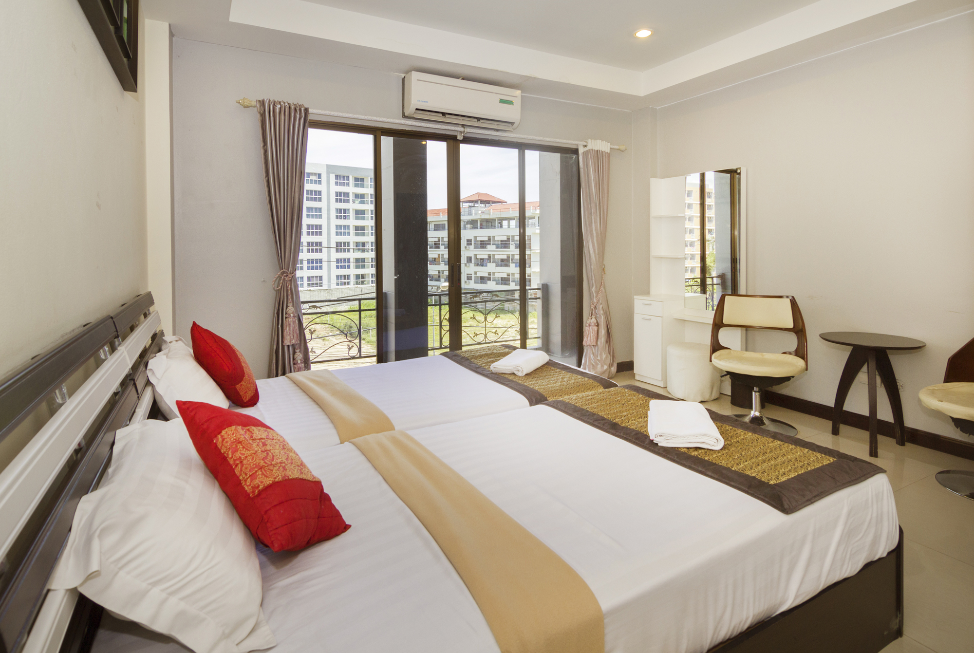 Royal Q&D Suites Hotel
