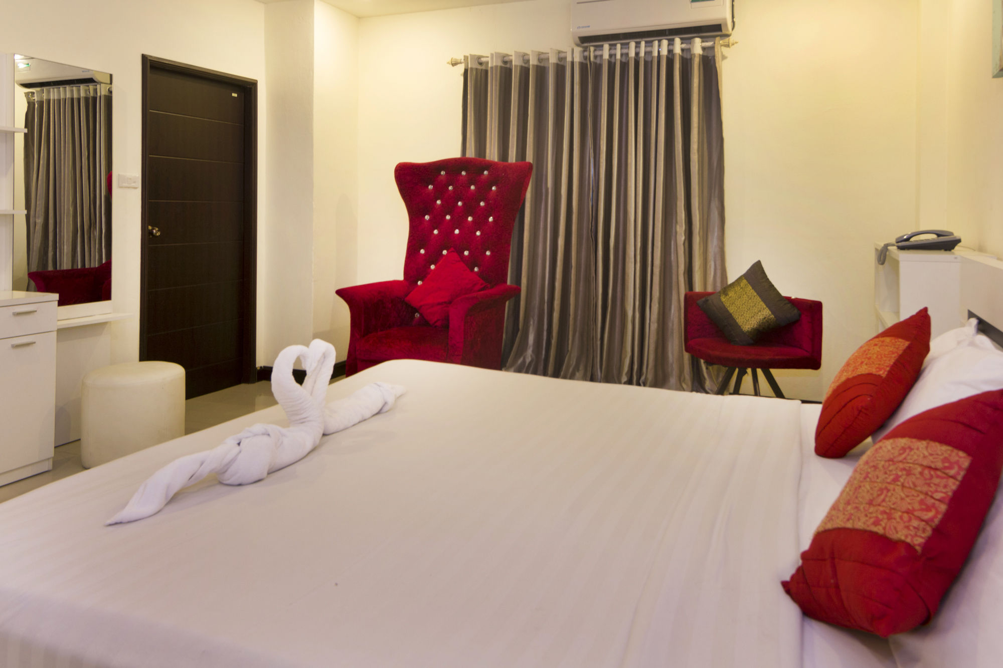 Royal Q&D Suites Hotel