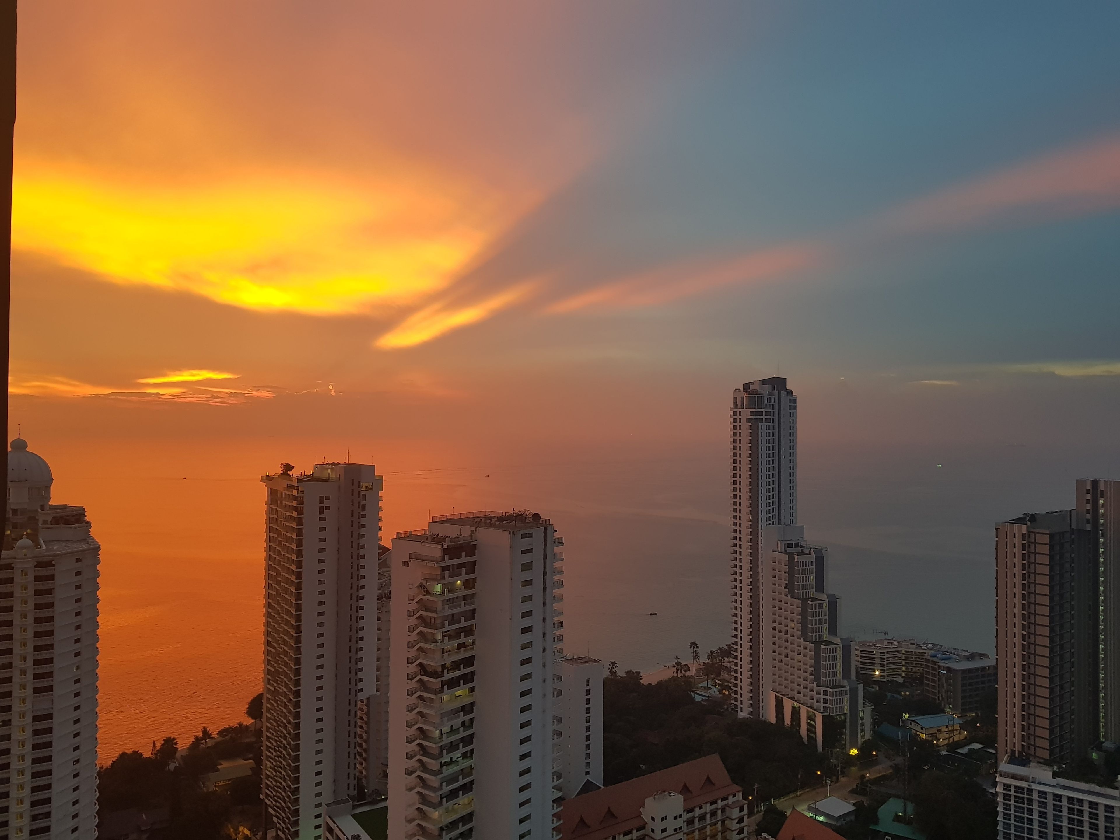 The Riviera Wongamat by Pattaya Holiday