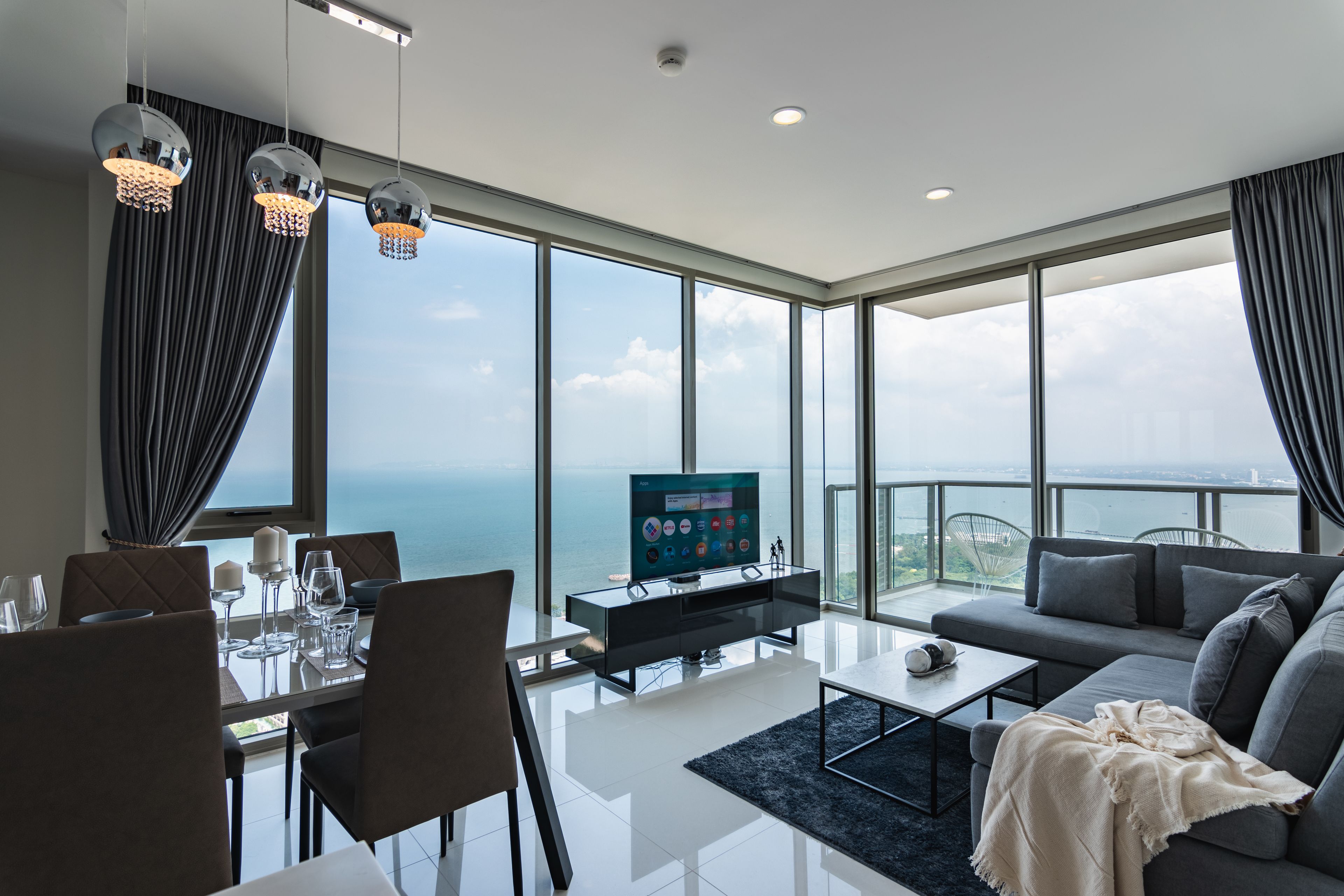 The Riviera Wongamat by Pattaya Holiday