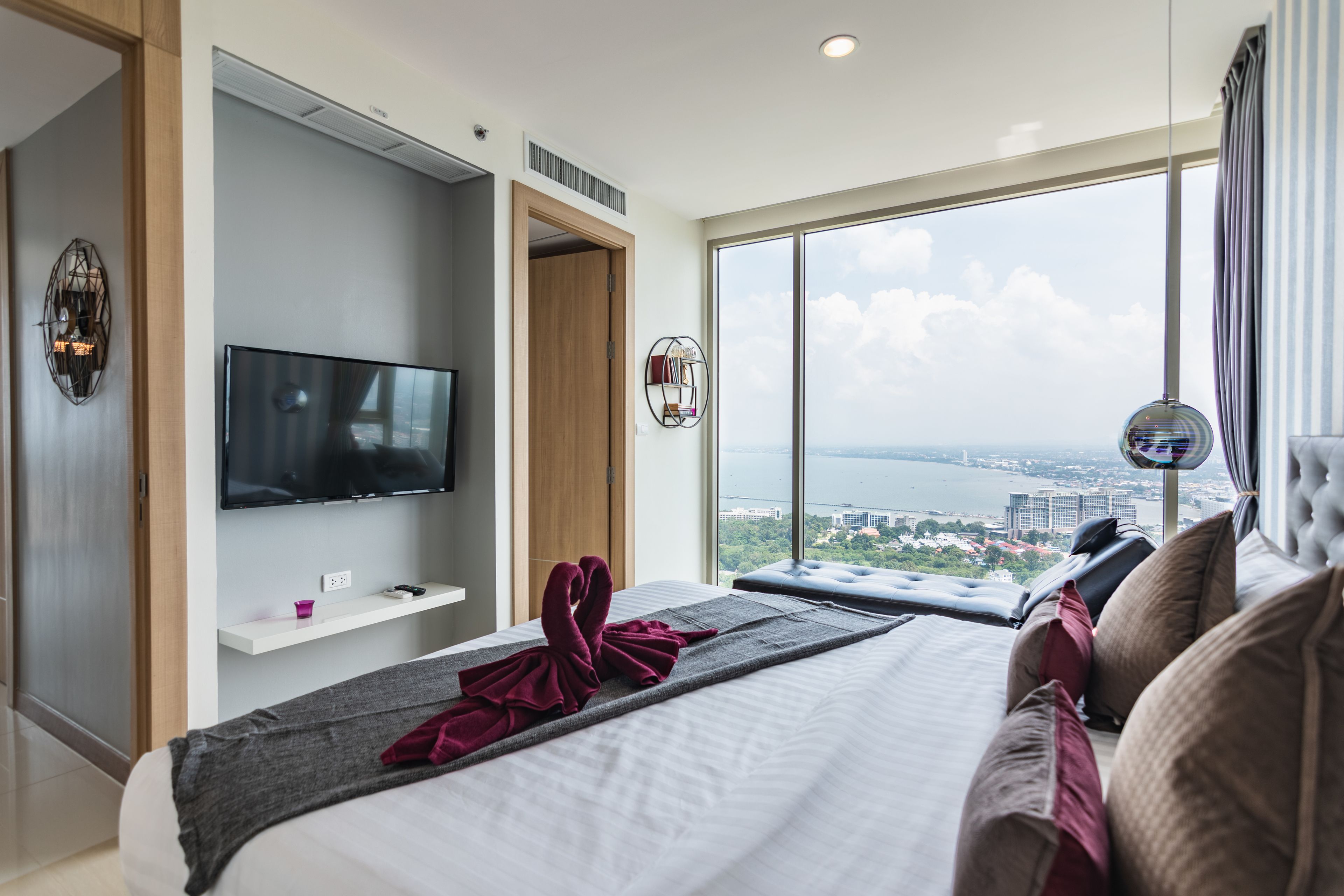 The Riviera Wongamat by Pattaya Holiday