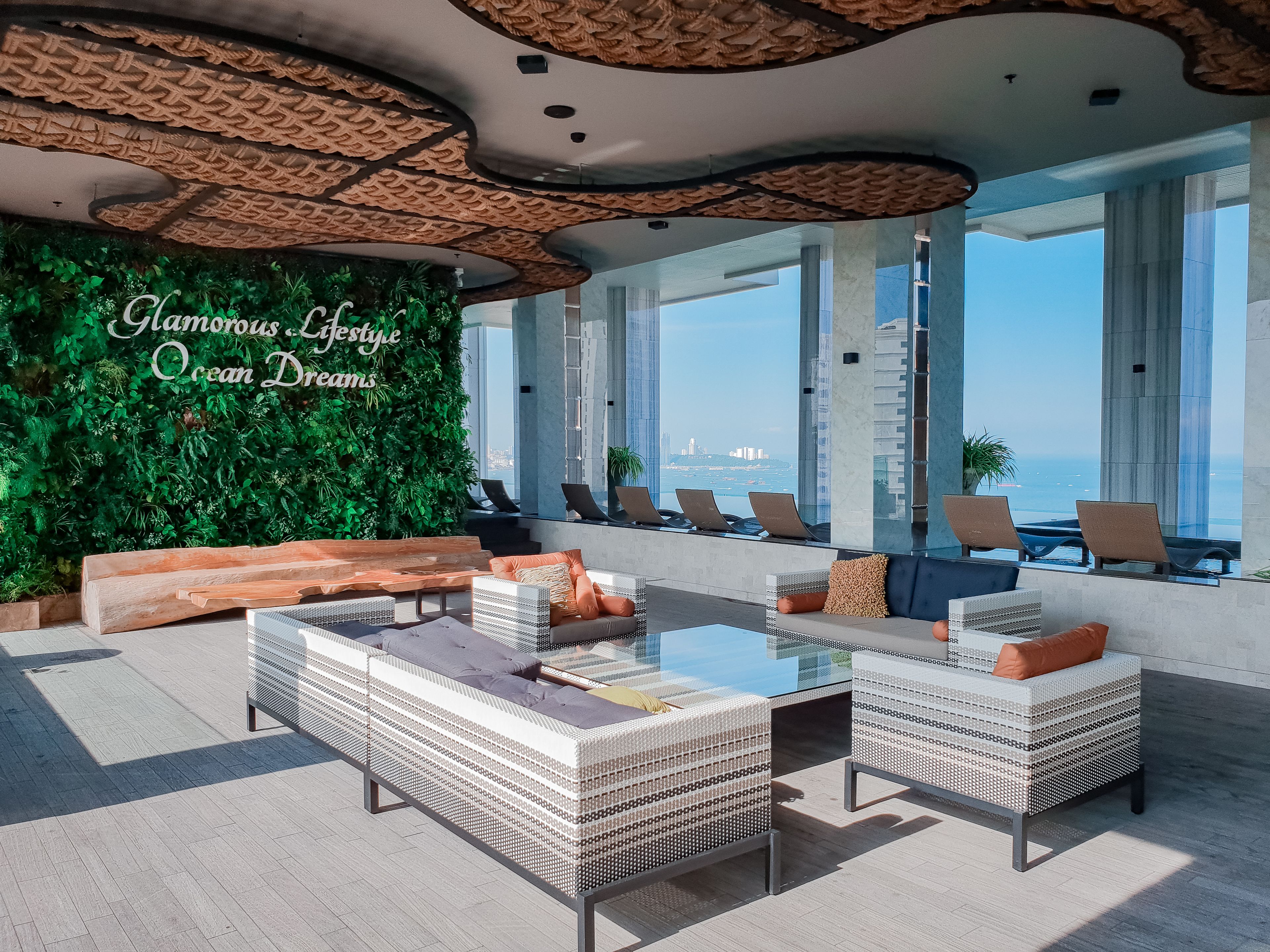 The Riviera Wongamat by Pattaya Holiday