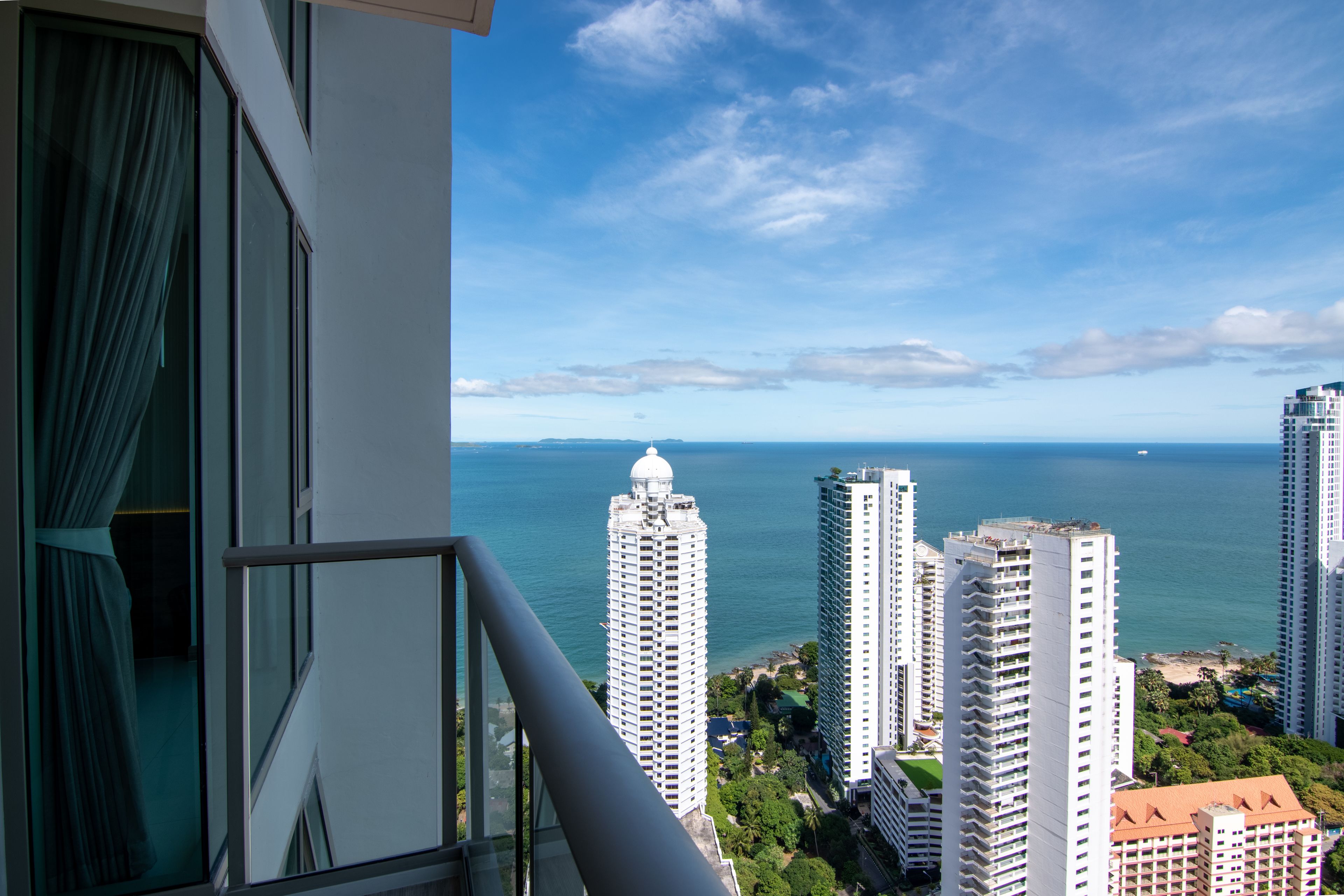 The Riviera Wongamat by Pattaya Holiday