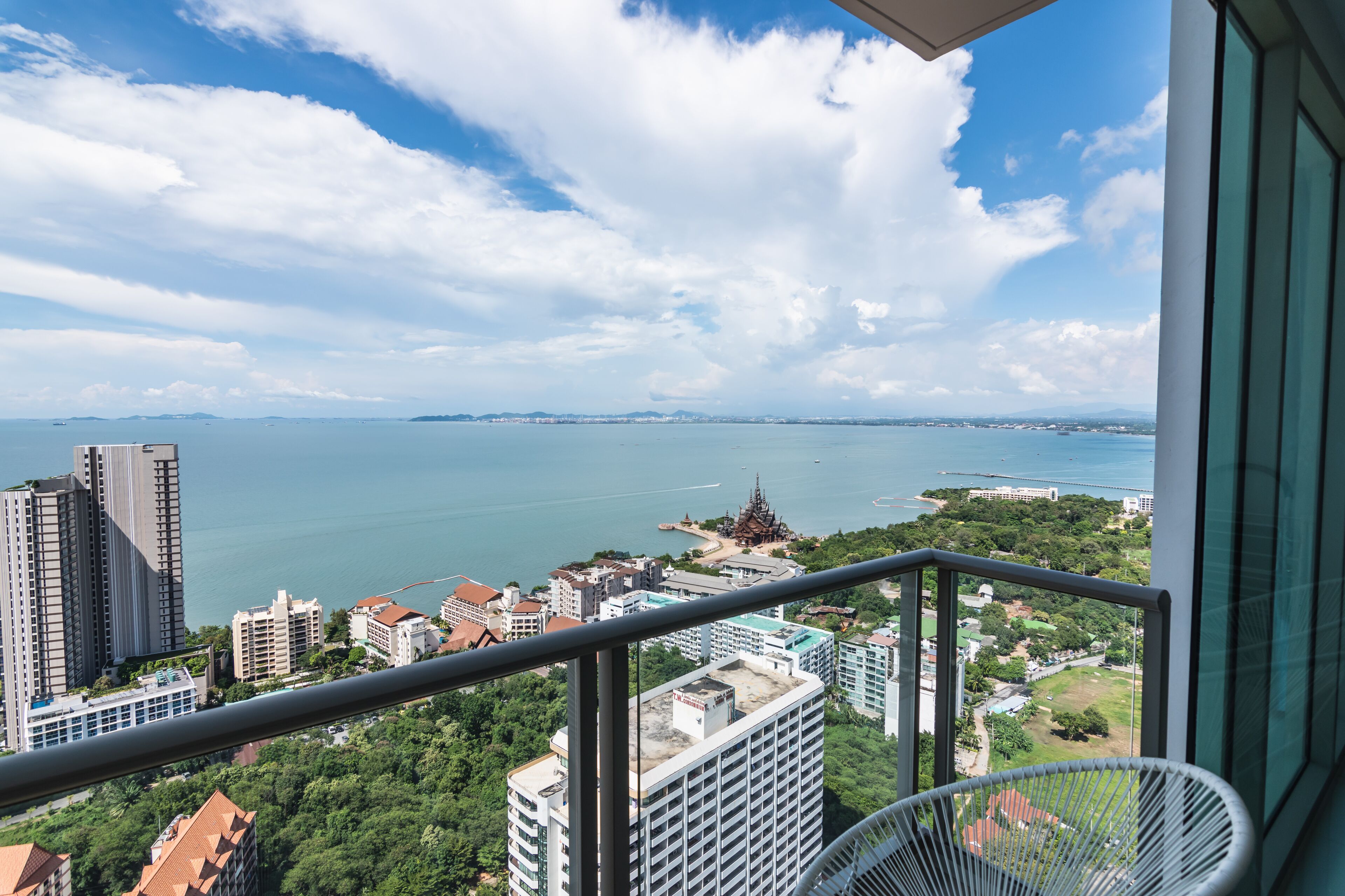The Riviera Wongamat by Pattaya Holiday