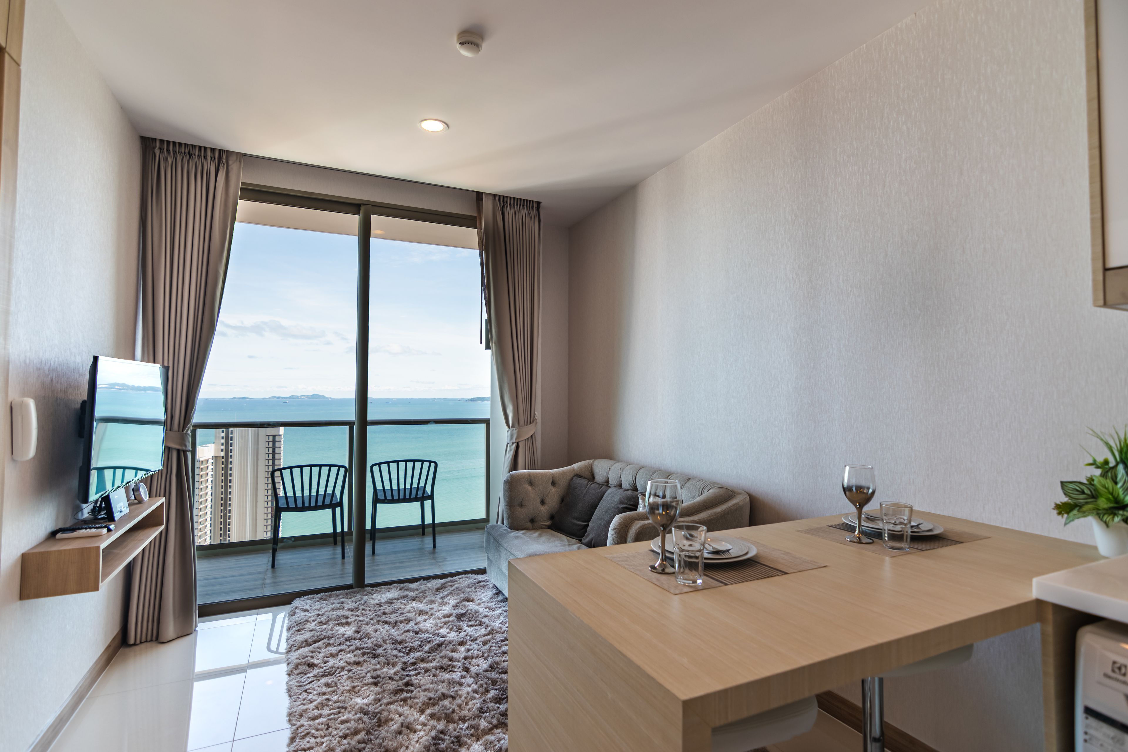 The Riviera Wongamat by Pattaya Holiday