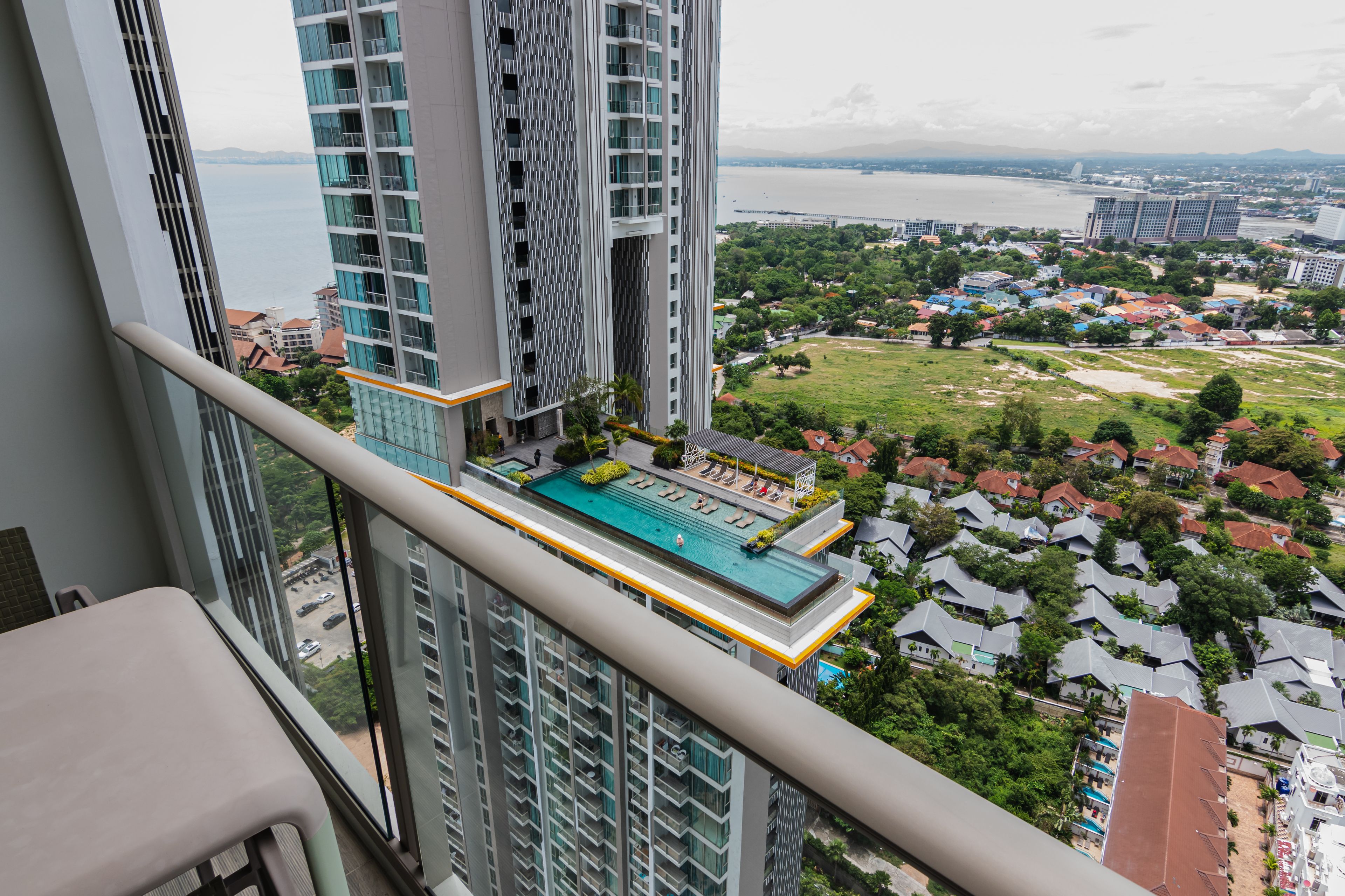 The Riviera Wongamat by Pattaya Holiday