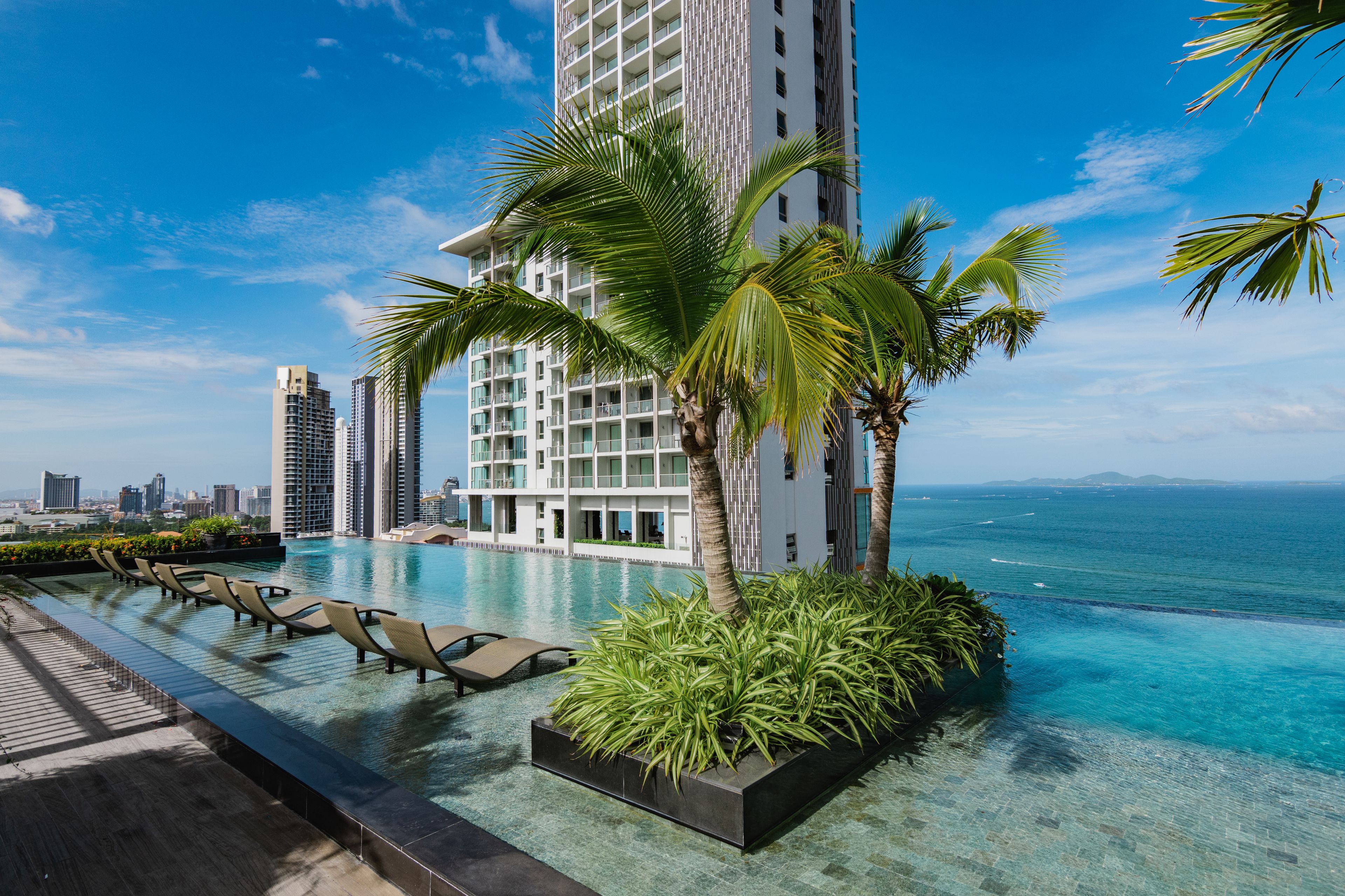 The Riviera Wongamat by Pattaya Holiday
