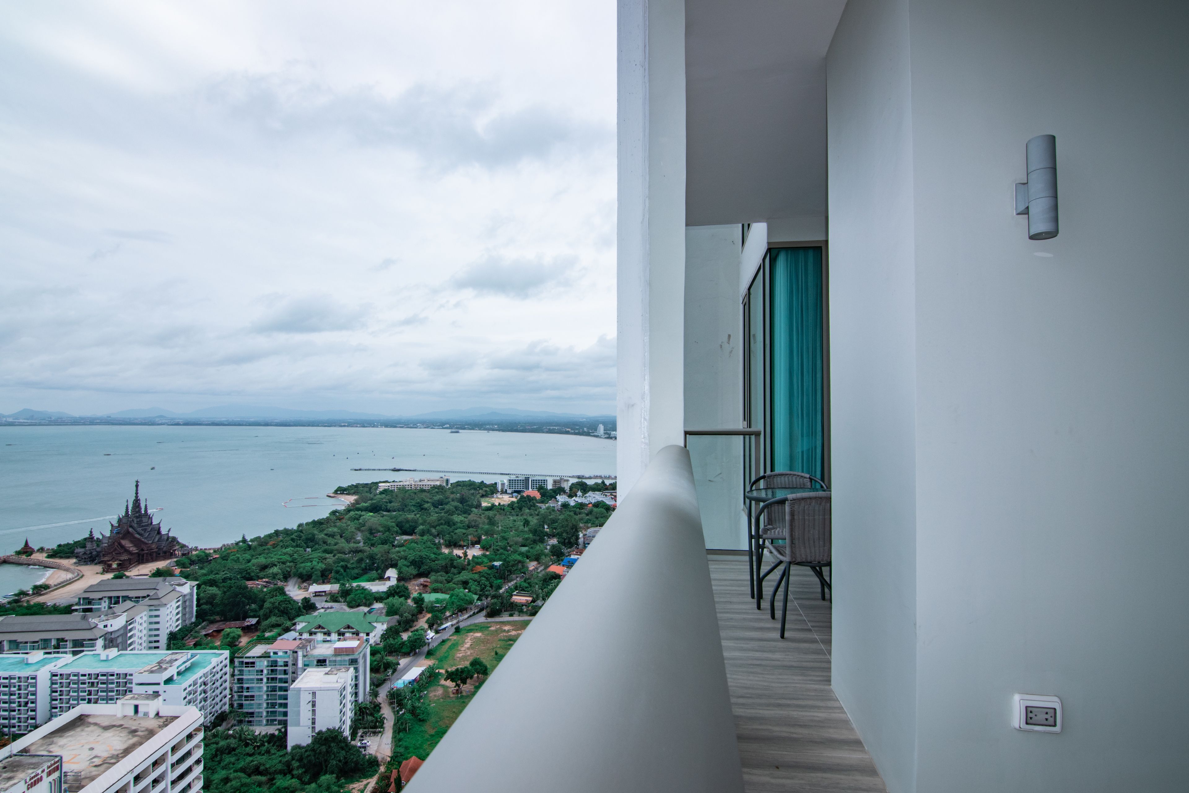 The Riviera Wongamat by Pattaya Holiday