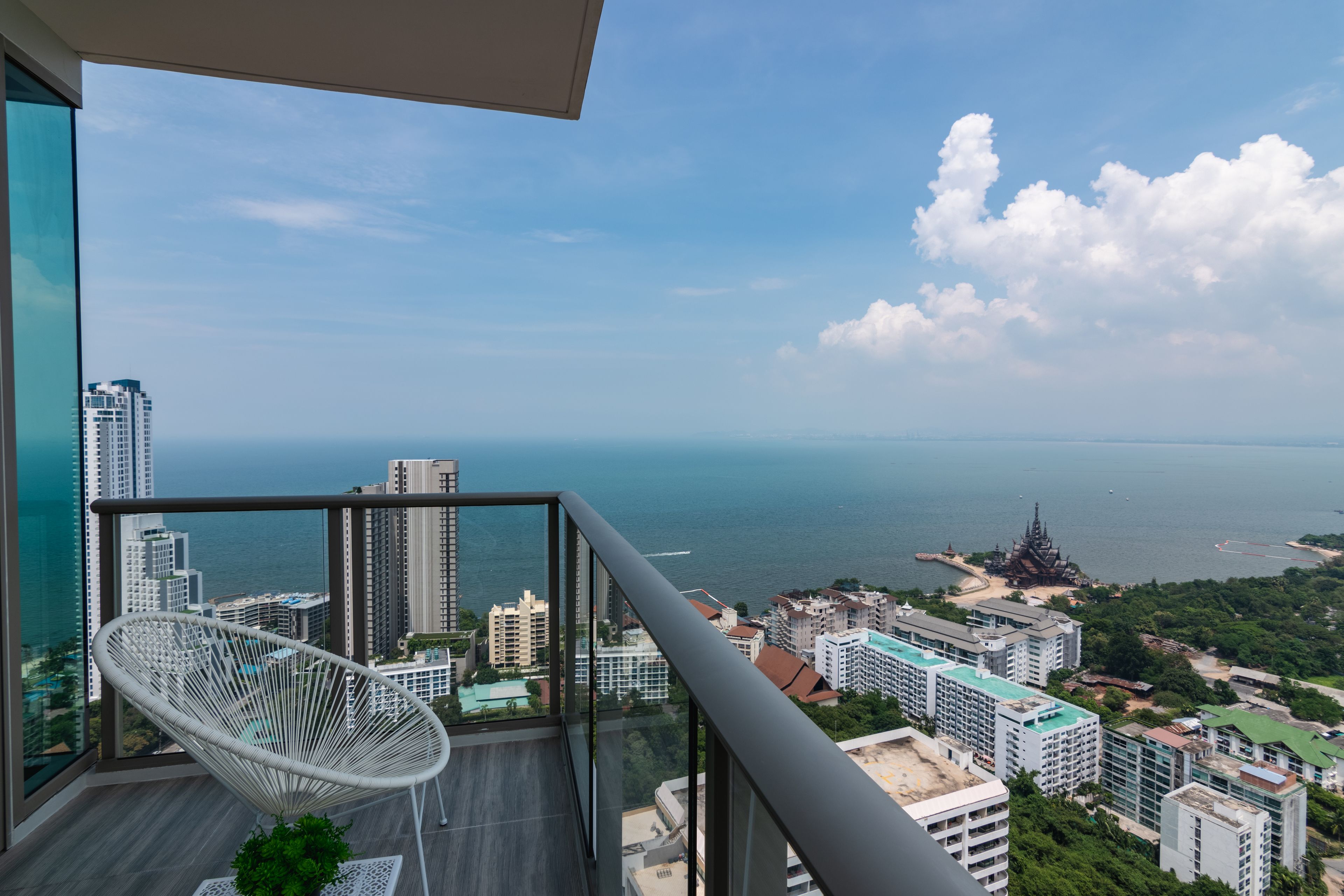The Riviera Wongamat by Pattaya Holiday