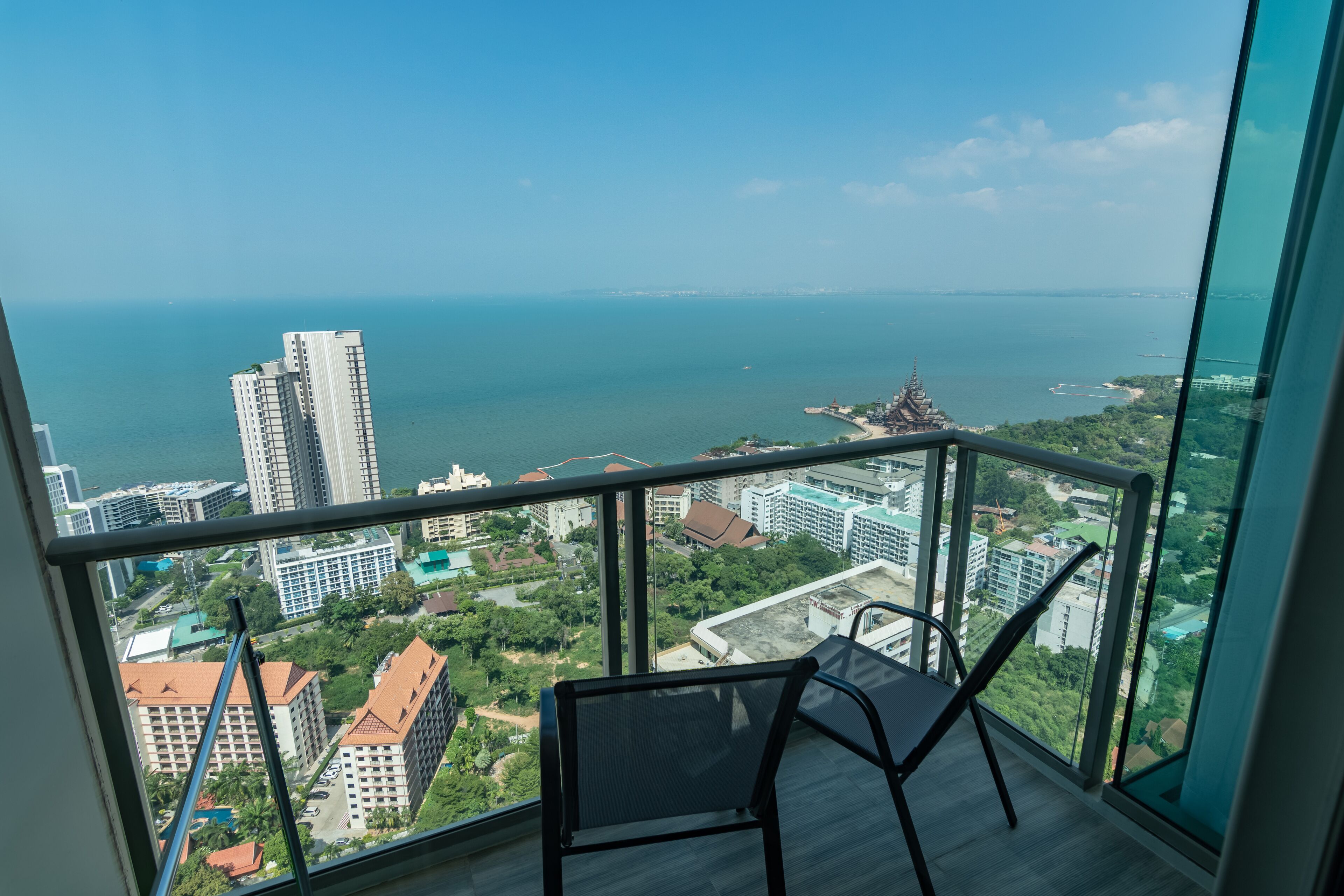 The Riviera Wongamat by Pattaya Holiday