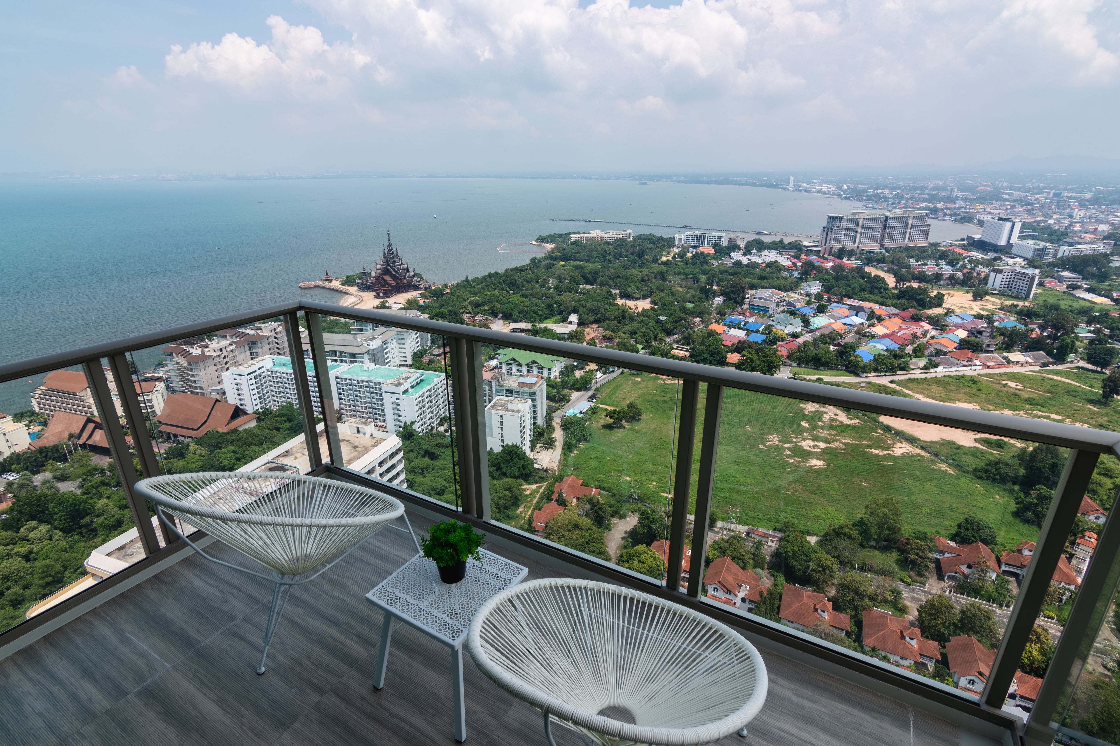 The Riviera Wongamat by Pattaya Holiday