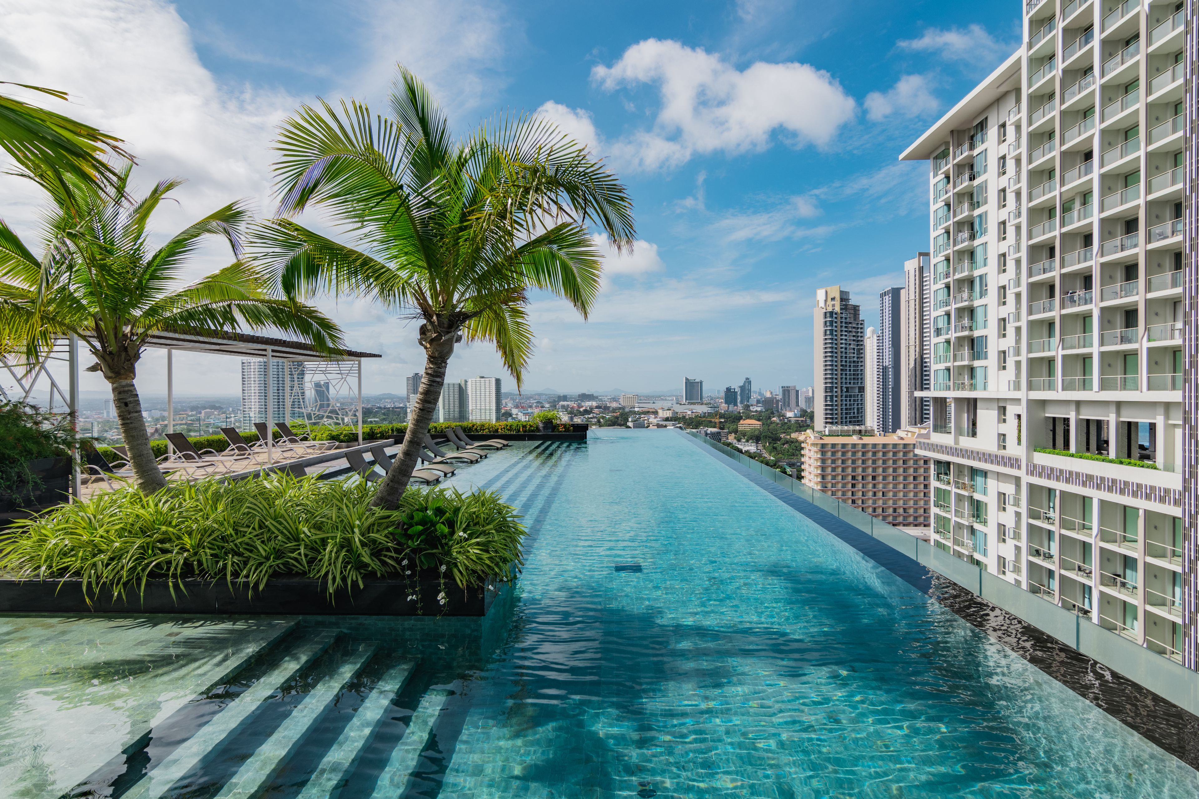 The Riviera Wongamat by Pattaya Holiday