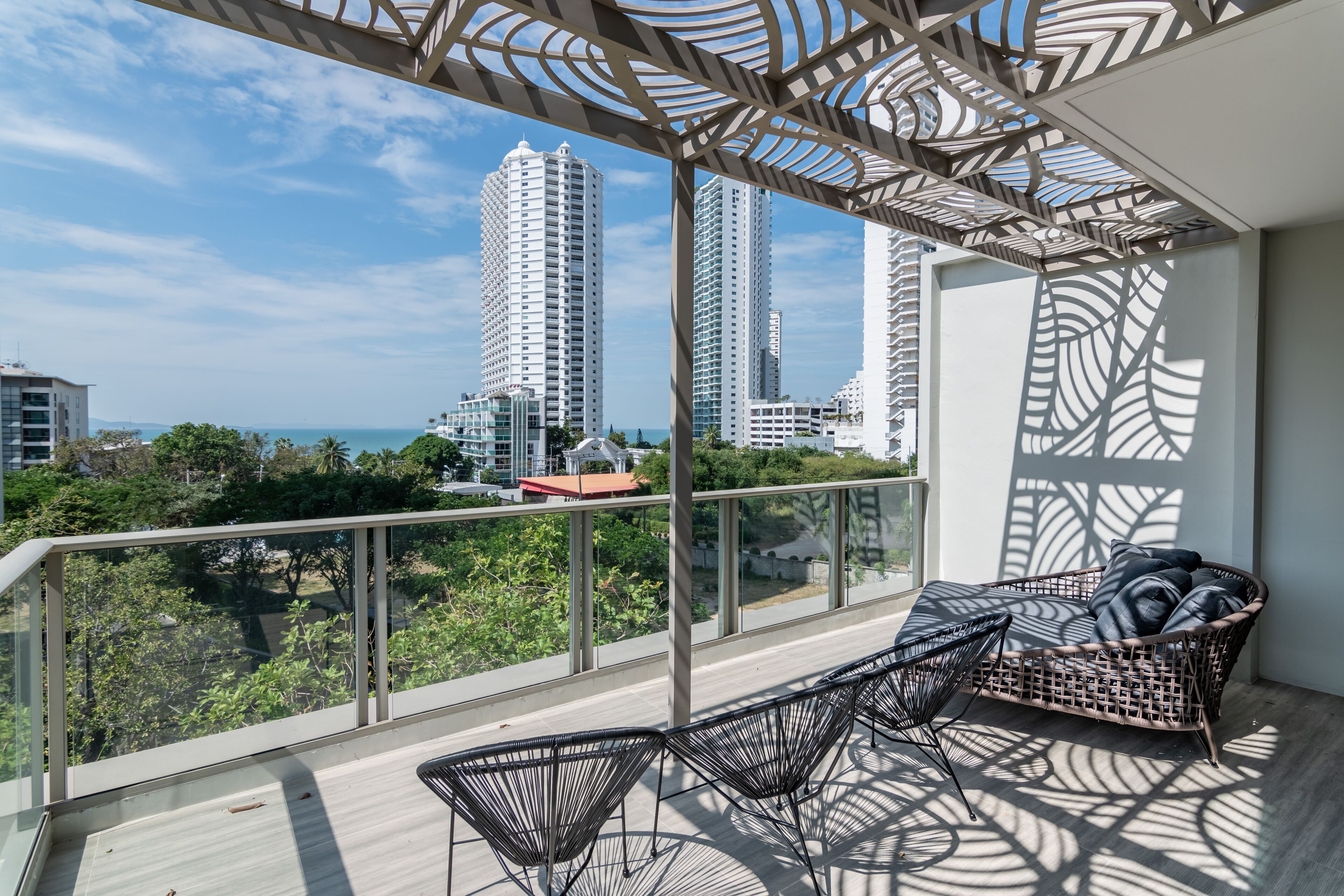The Riviera Wongamat by Pattaya Holiday