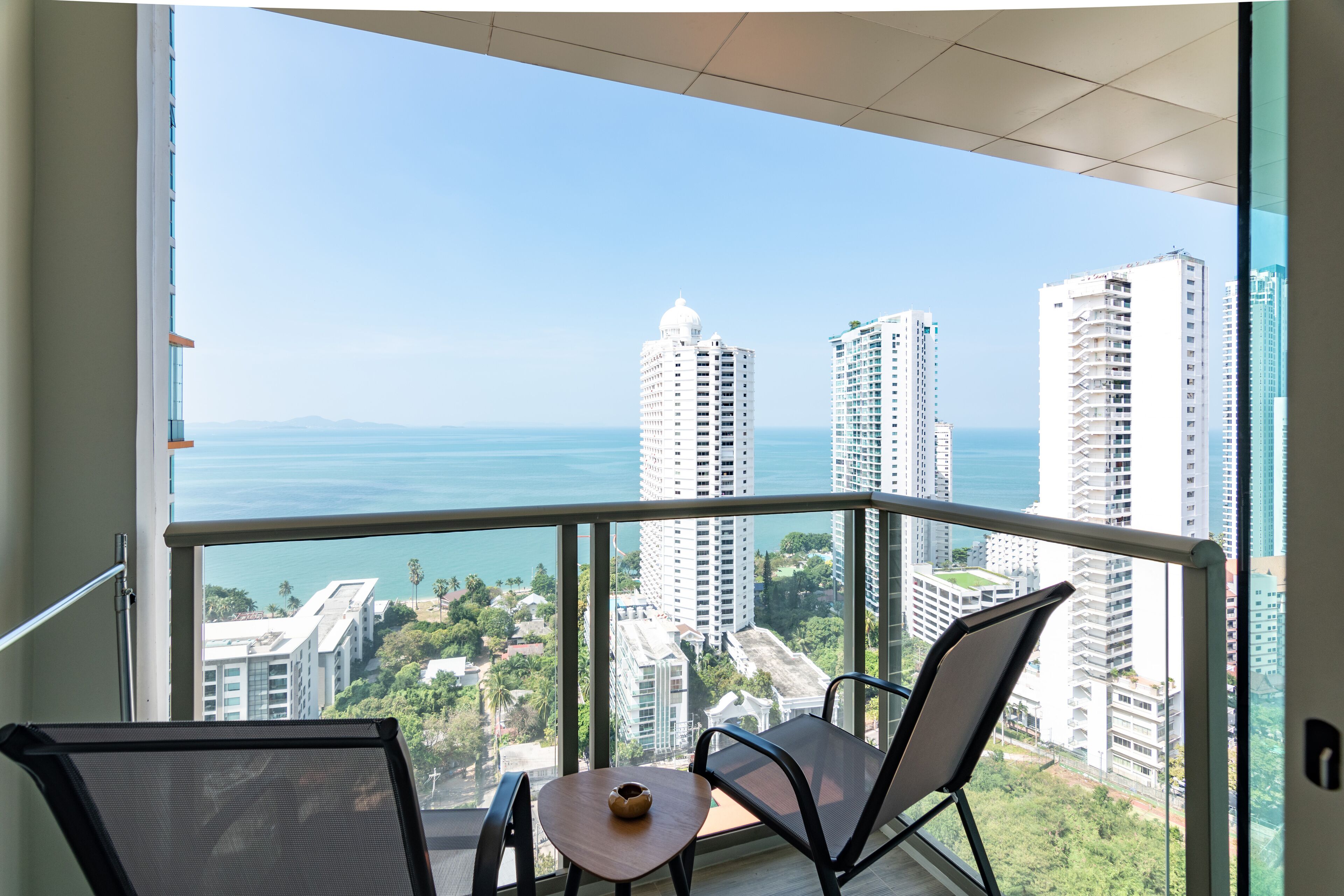 The Riviera Wongamat by Pattaya Holiday