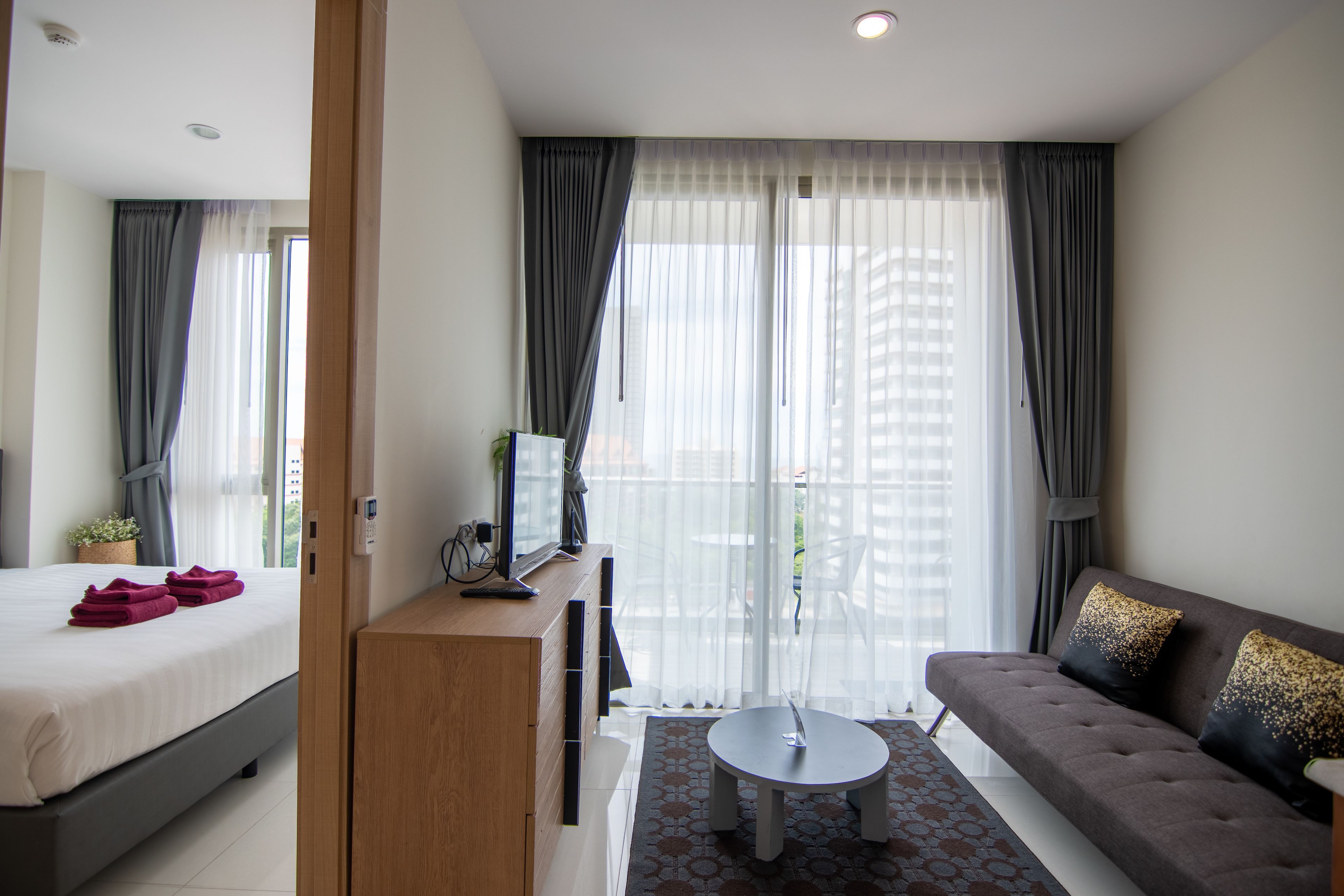 The Riviera Wongamat by Pattaya Holiday
