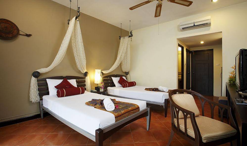 Tuana Hotels Brook Pool Access