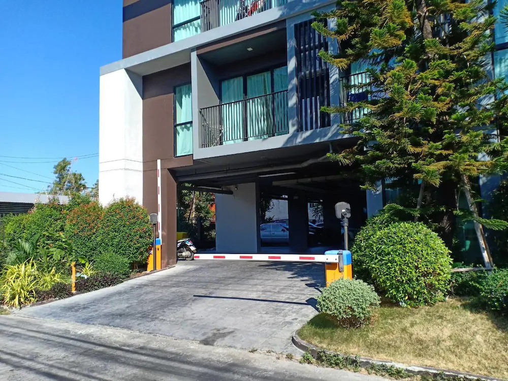 Dlux Condominium
