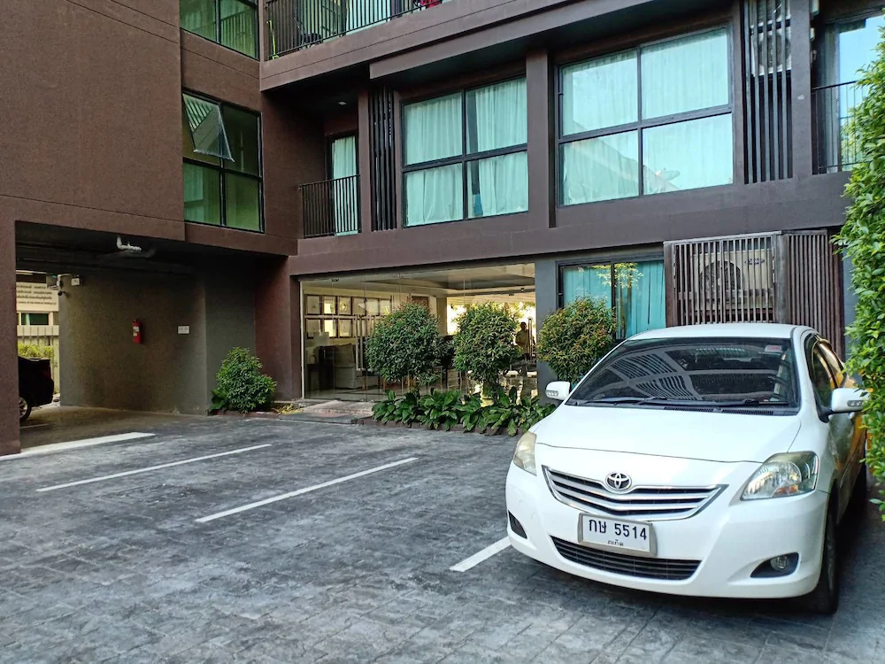 Dlux Condominium