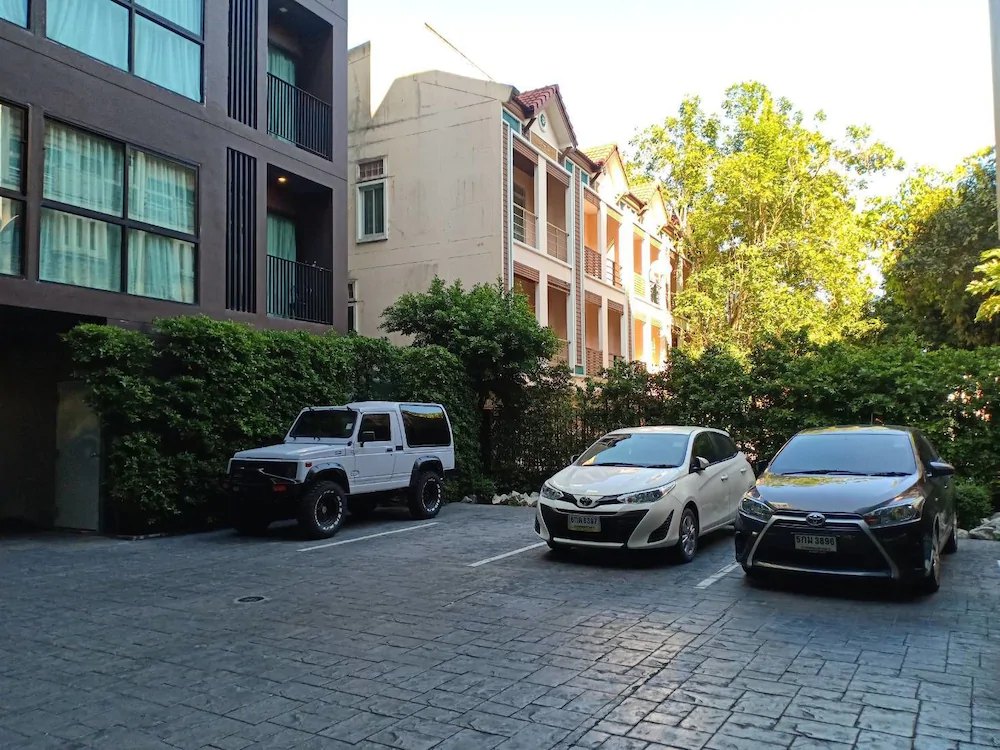 Dlux Condominium