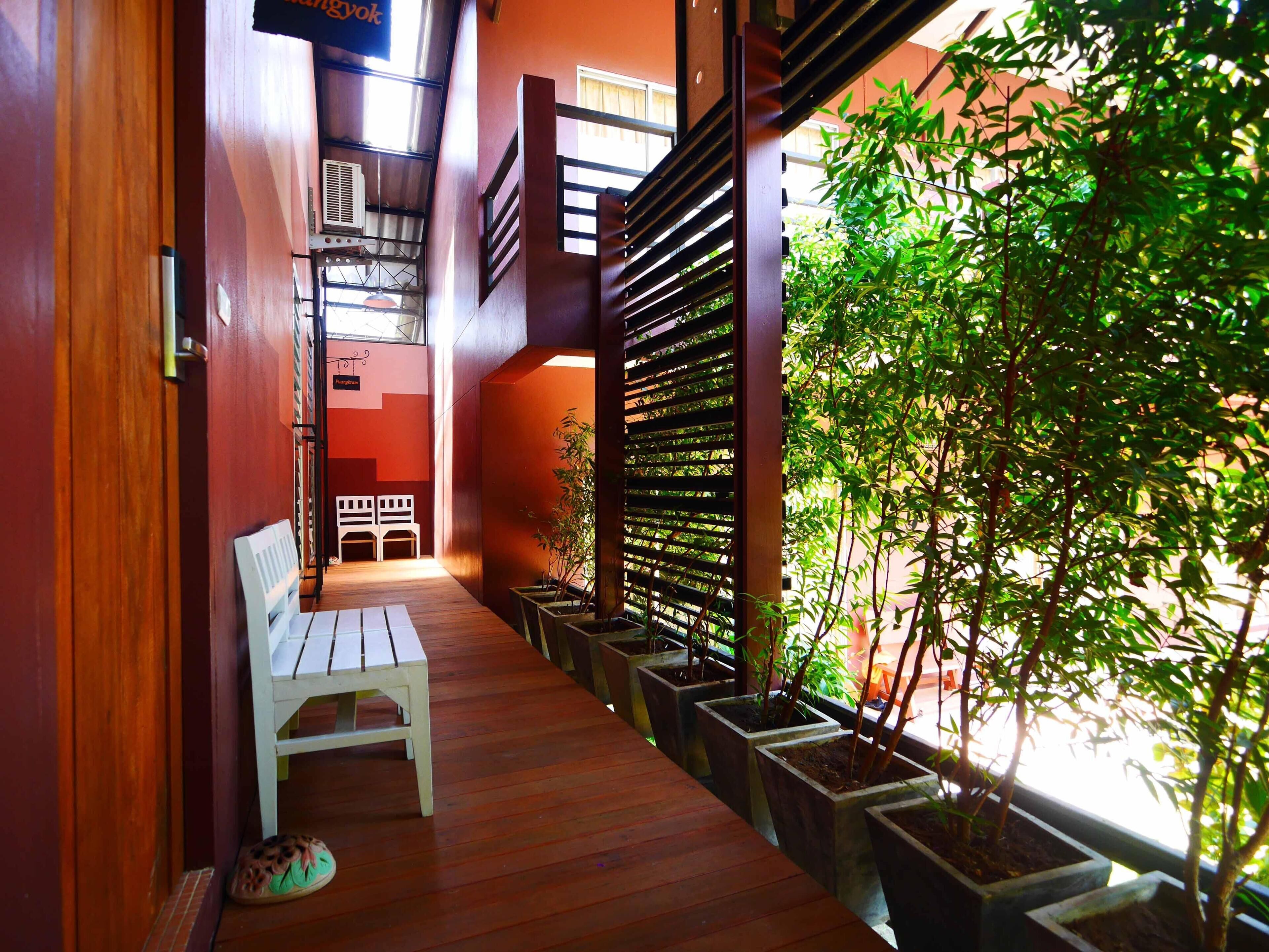 Forest Bungalows and Mama's Restaurant